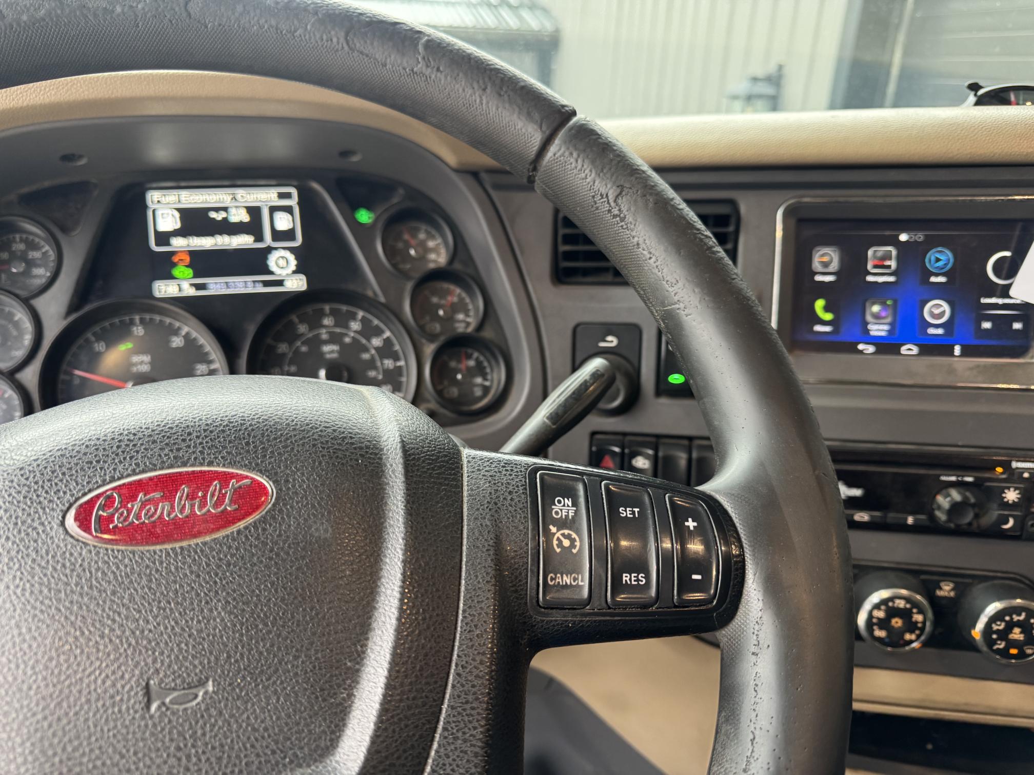 2017 PETERBILT 579 - Image 9