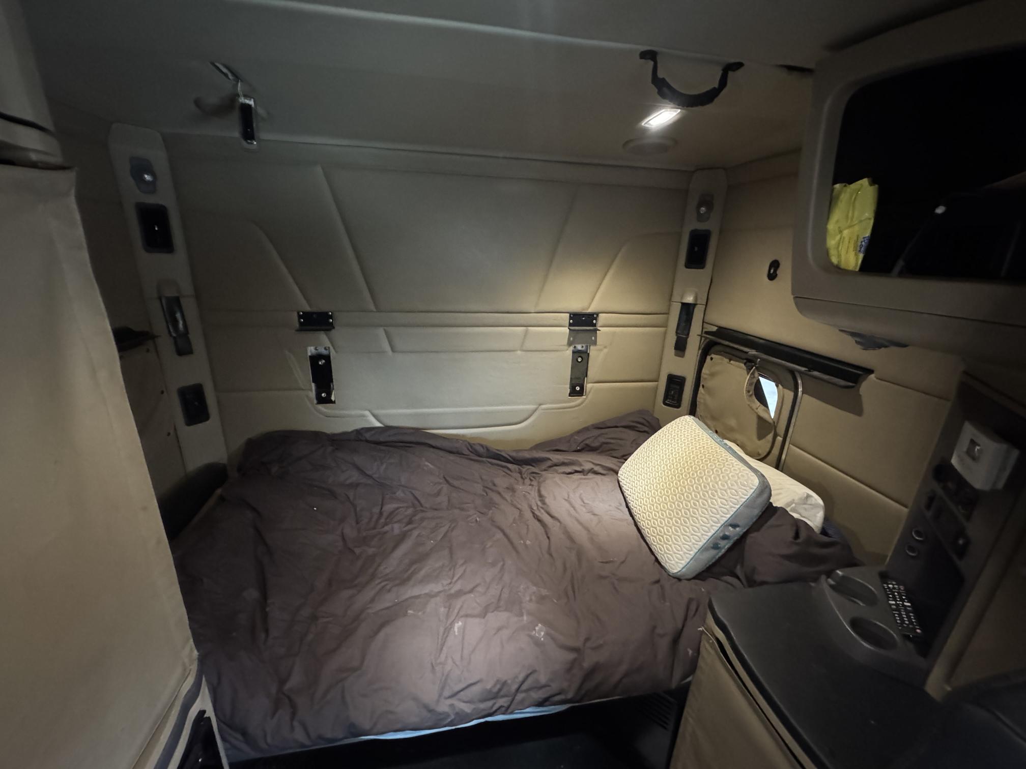 2017 PETERBILT 579 - Image 12