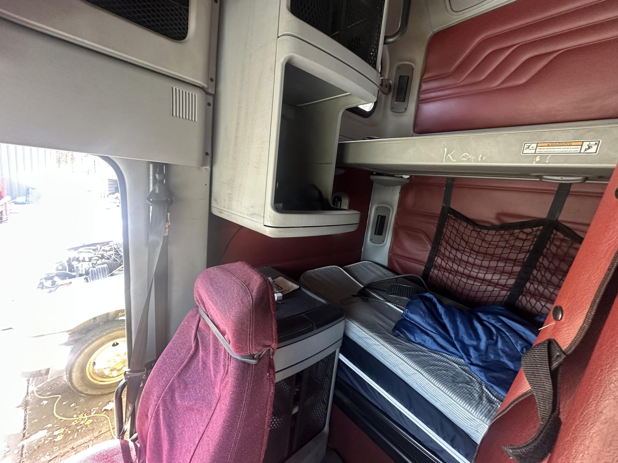 2006 FREIGHTLINER Cascadia - Image 32