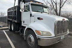 2005 PETERBILT 335 - Image 1