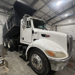 2005 PETERBILT 335 - Image 3