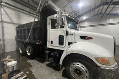2005 PETERBILT 335 - Image 2