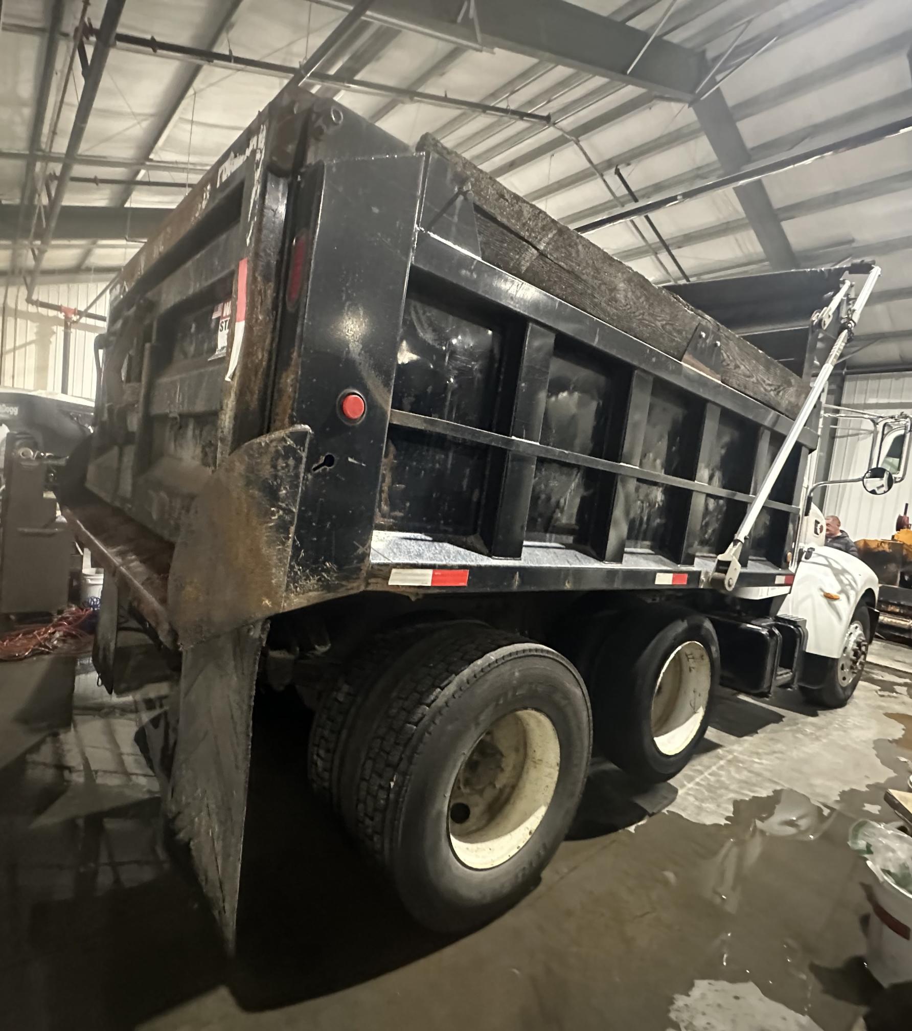 2005 PETERBILT 335 - Image 10