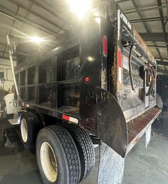 2005 PETERBILT 335 - Image 9