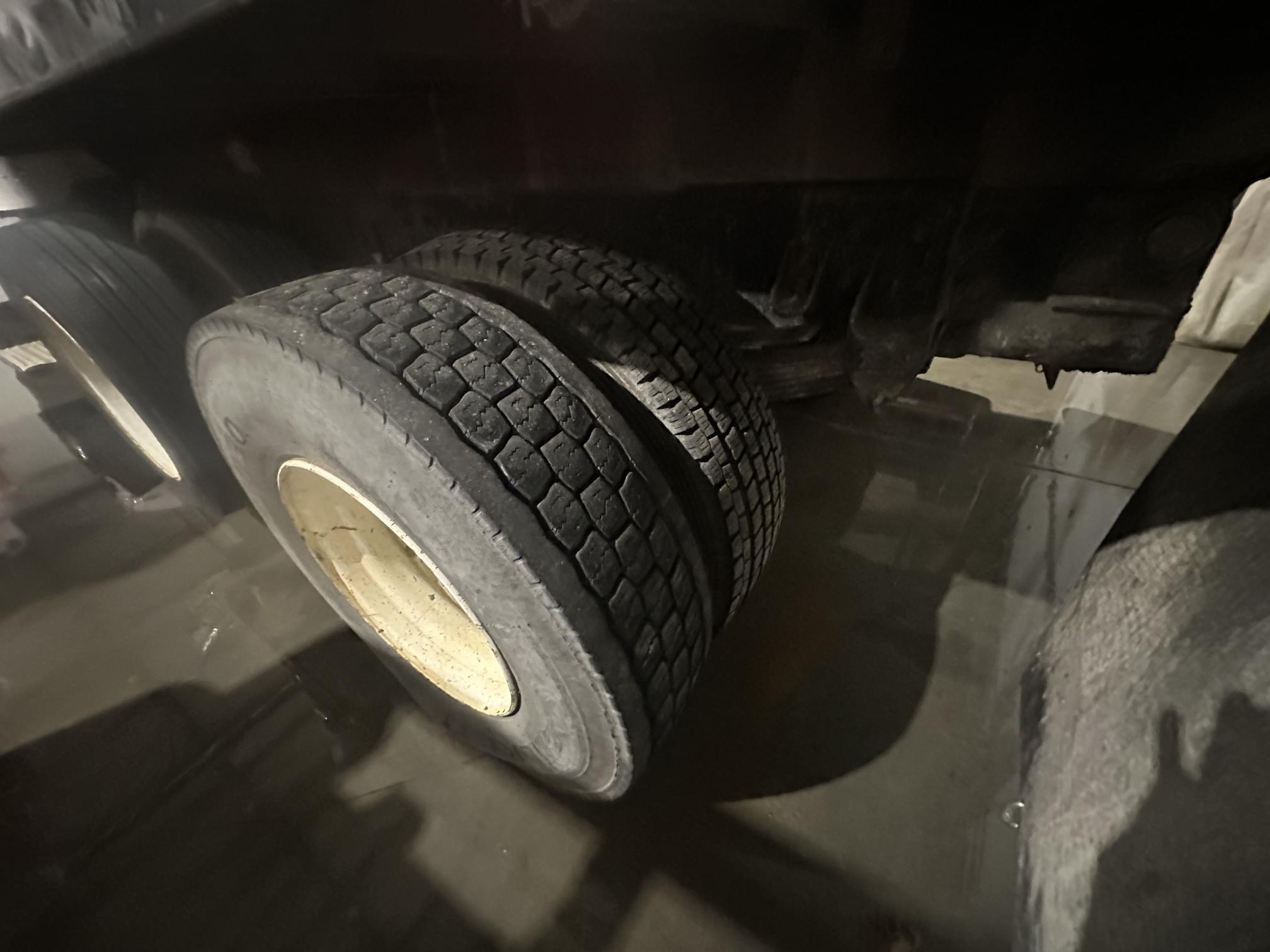 2005 PETERBILT 335 - Image 21