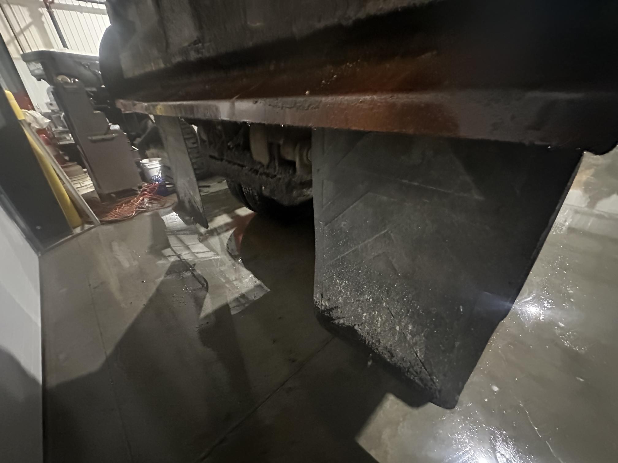 2005 PETERBILT 335 - Image 23