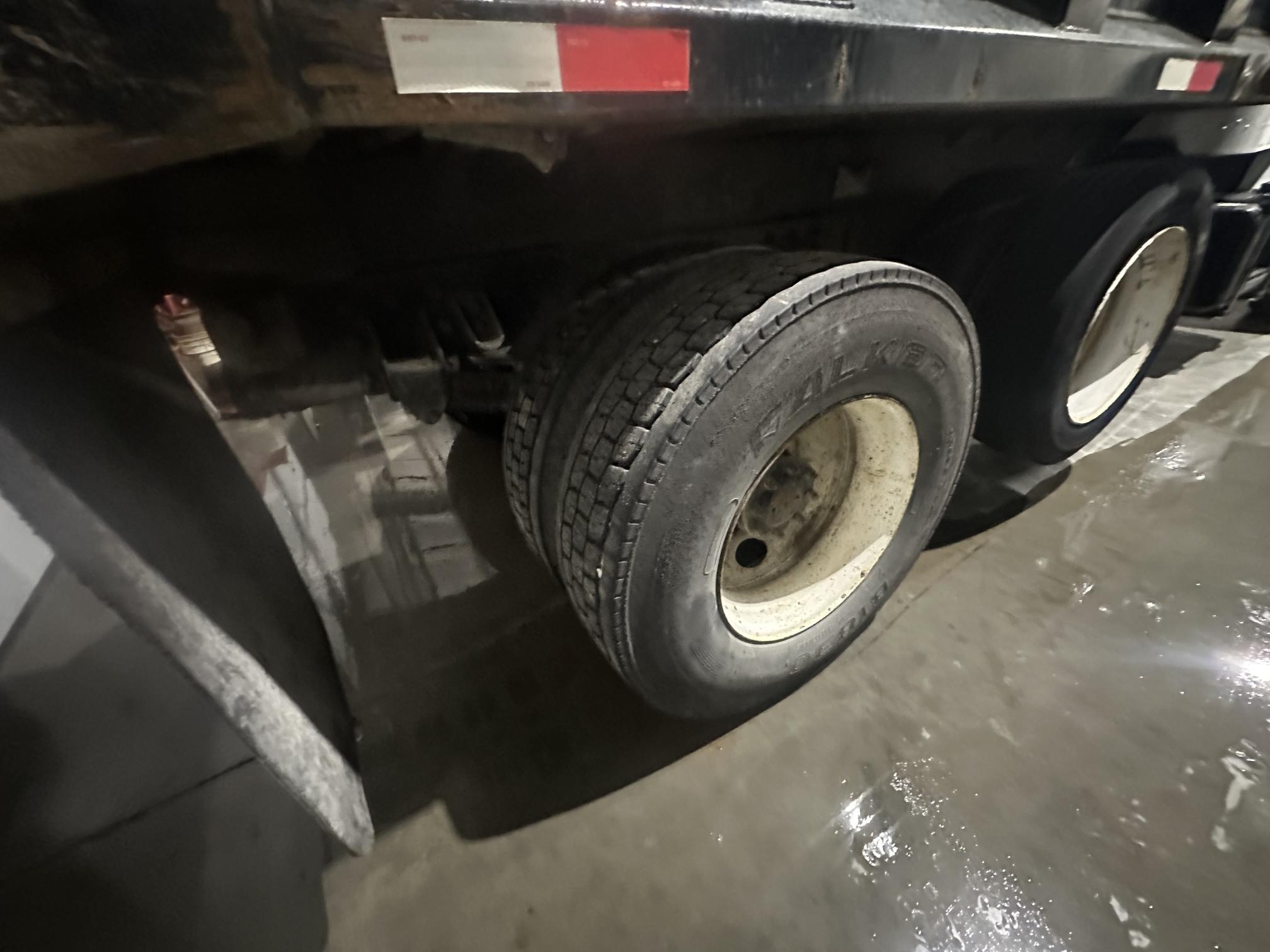 2005 PETERBILT 335 - Image 24