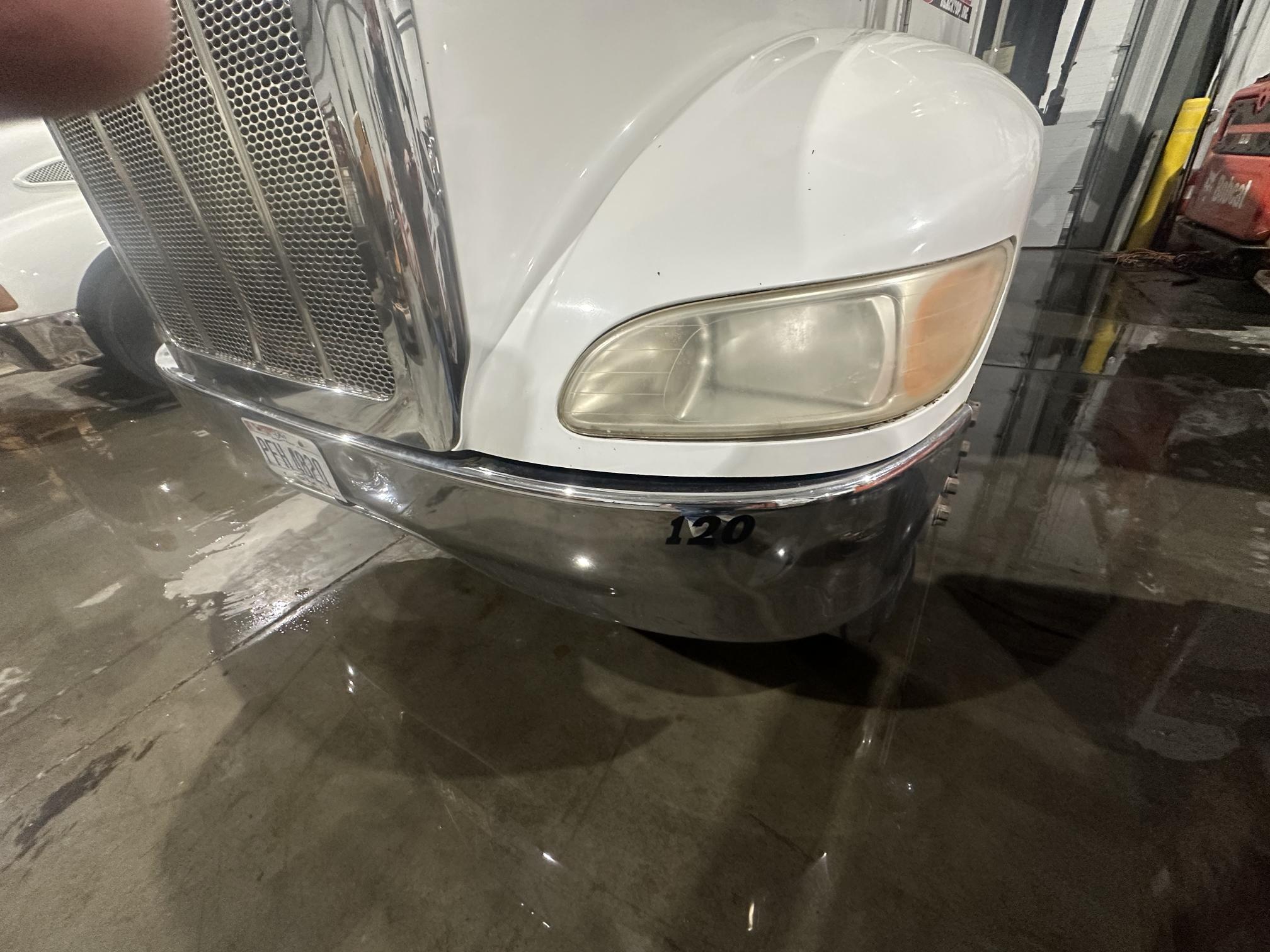 2005 PETERBILT 335 - Image 13