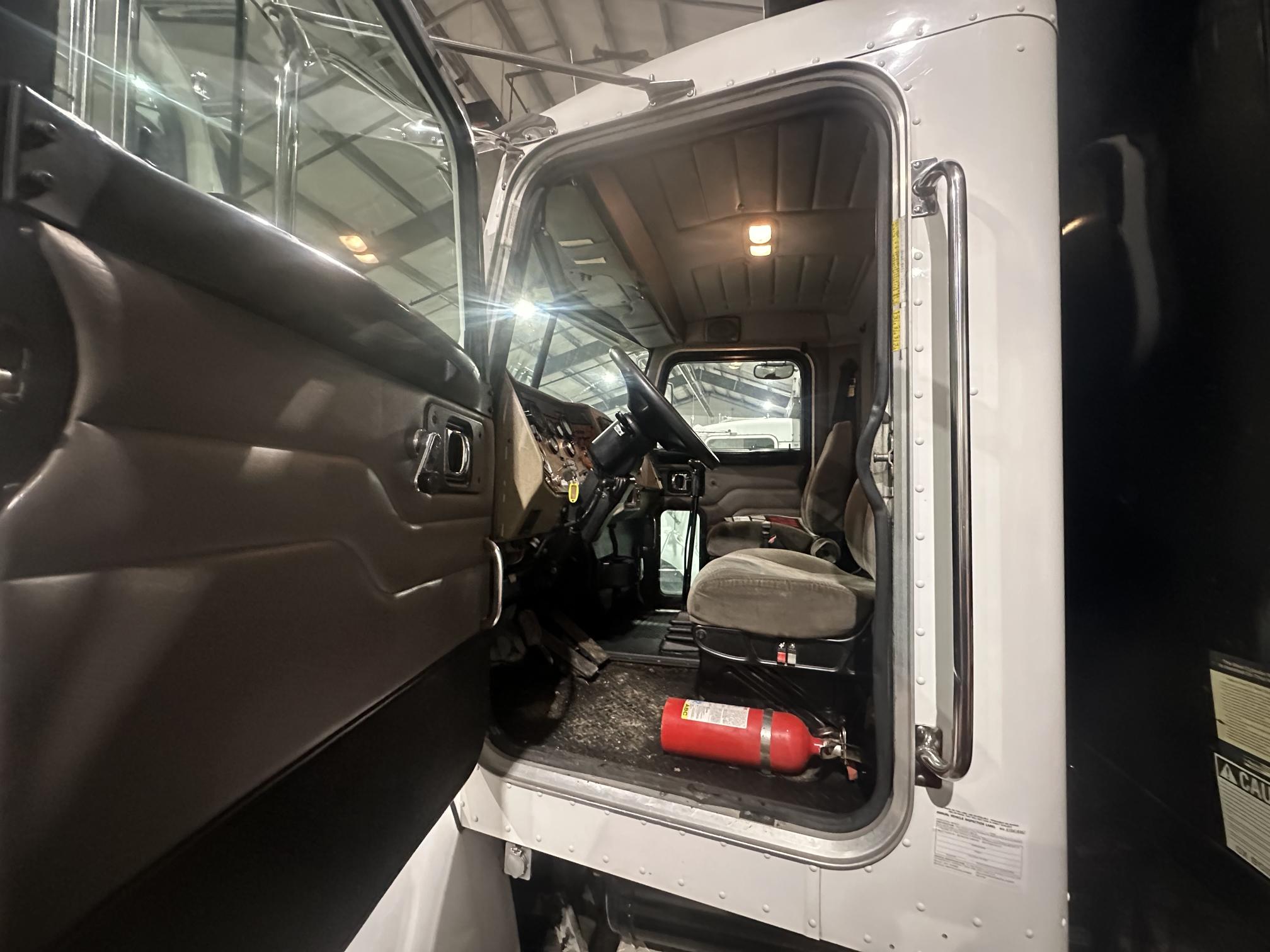 2005 PETERBILT 335 - Image 28