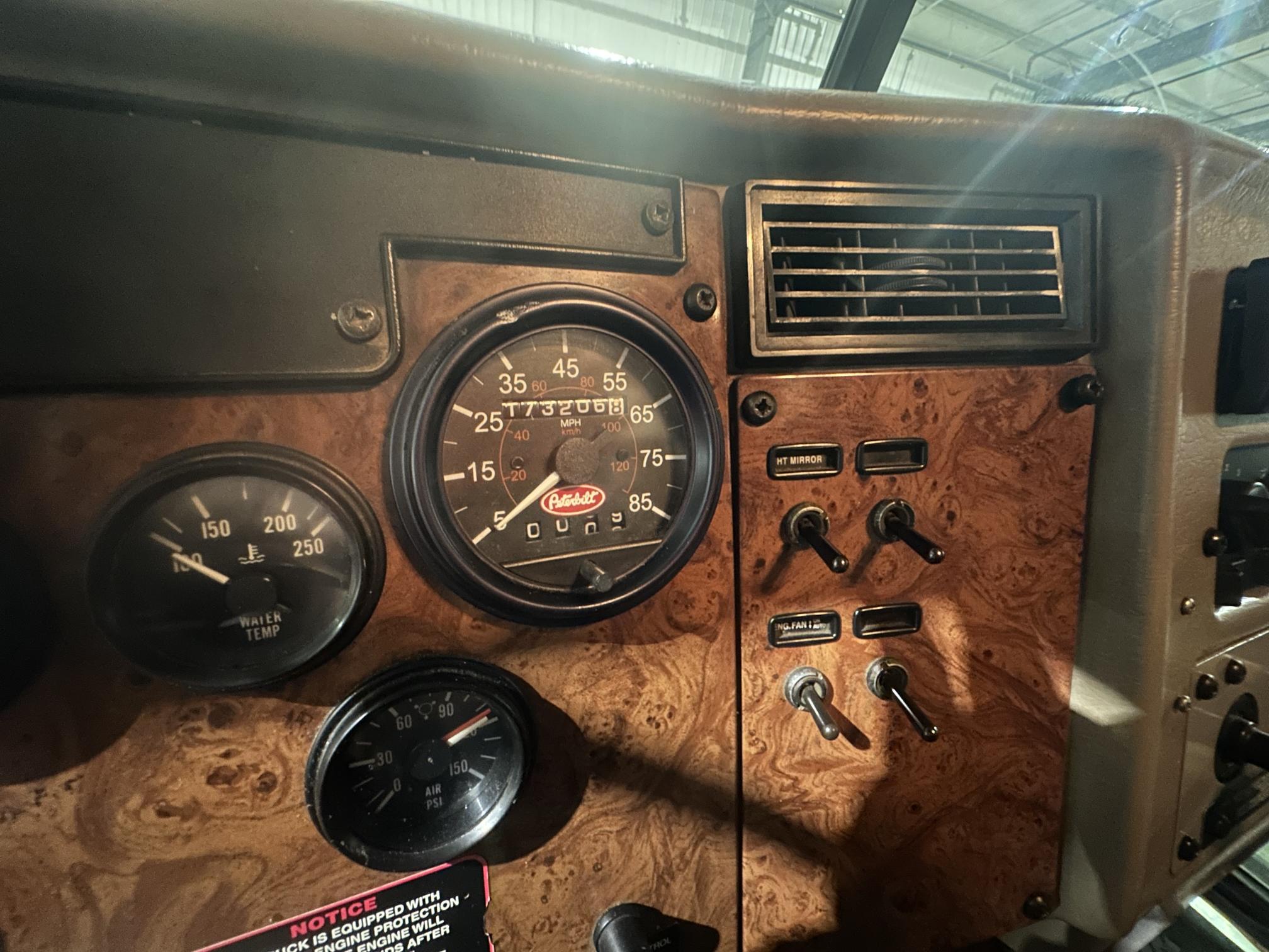 2005 PETERBILT 335 - Image 34