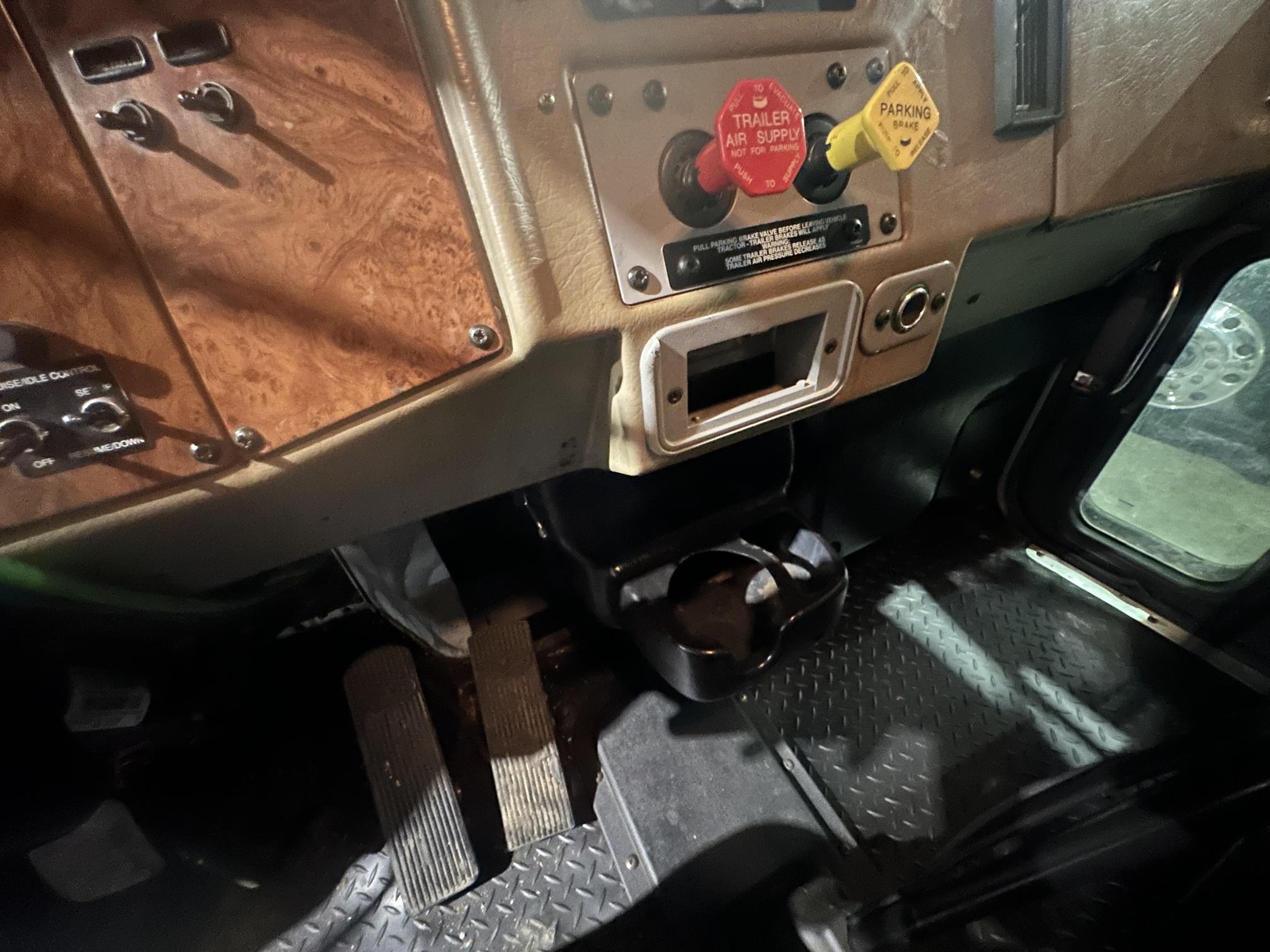 2005 PETERBILT 335 - Image 36