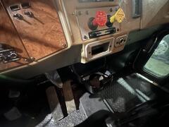 2005 PETERBILT 335 - Image 36