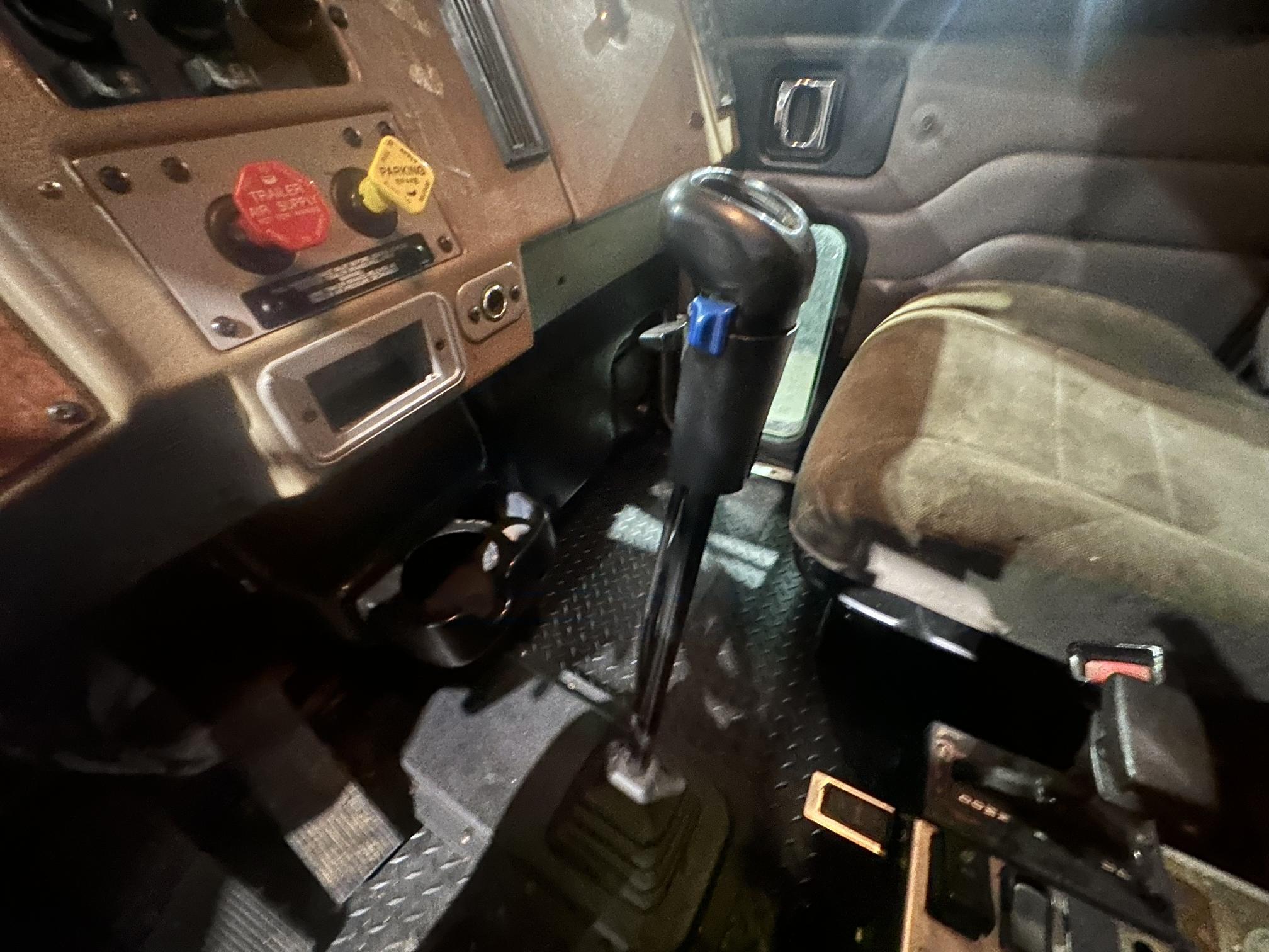 2005 PETERBILT 335 - Image 37