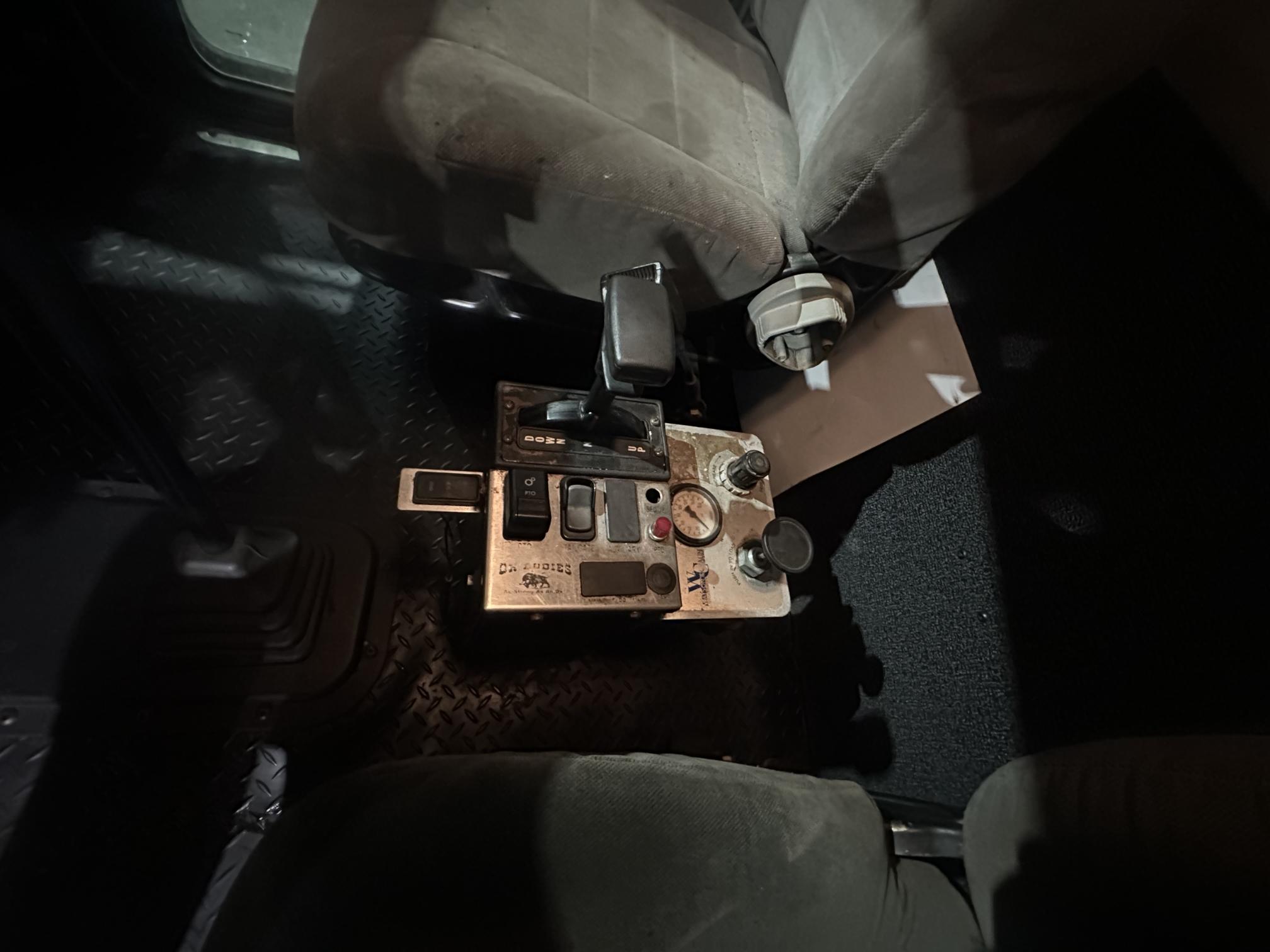 2005 PETERBILT 335 - Image 38