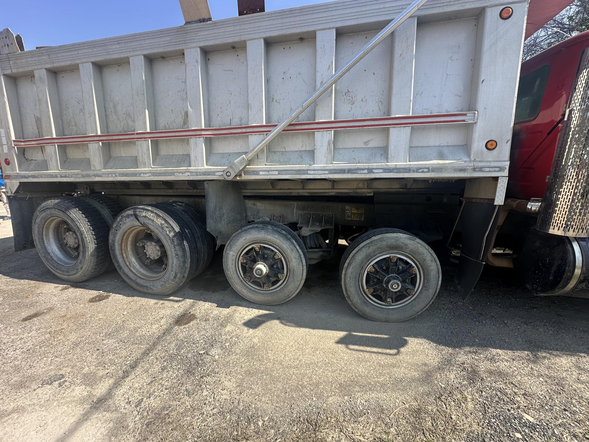 1997 MACK RD688S - view 2 of 34