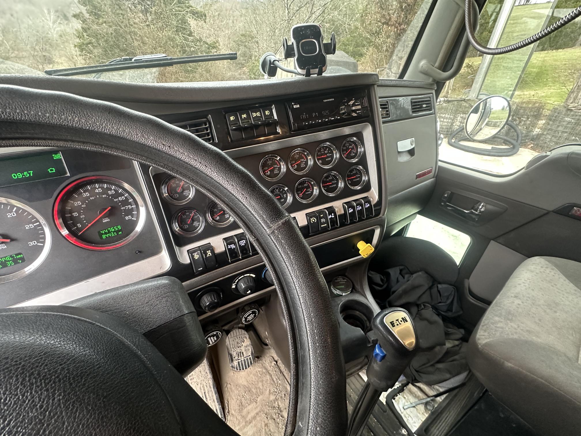 2015 KENWORTH T800 - Image 38