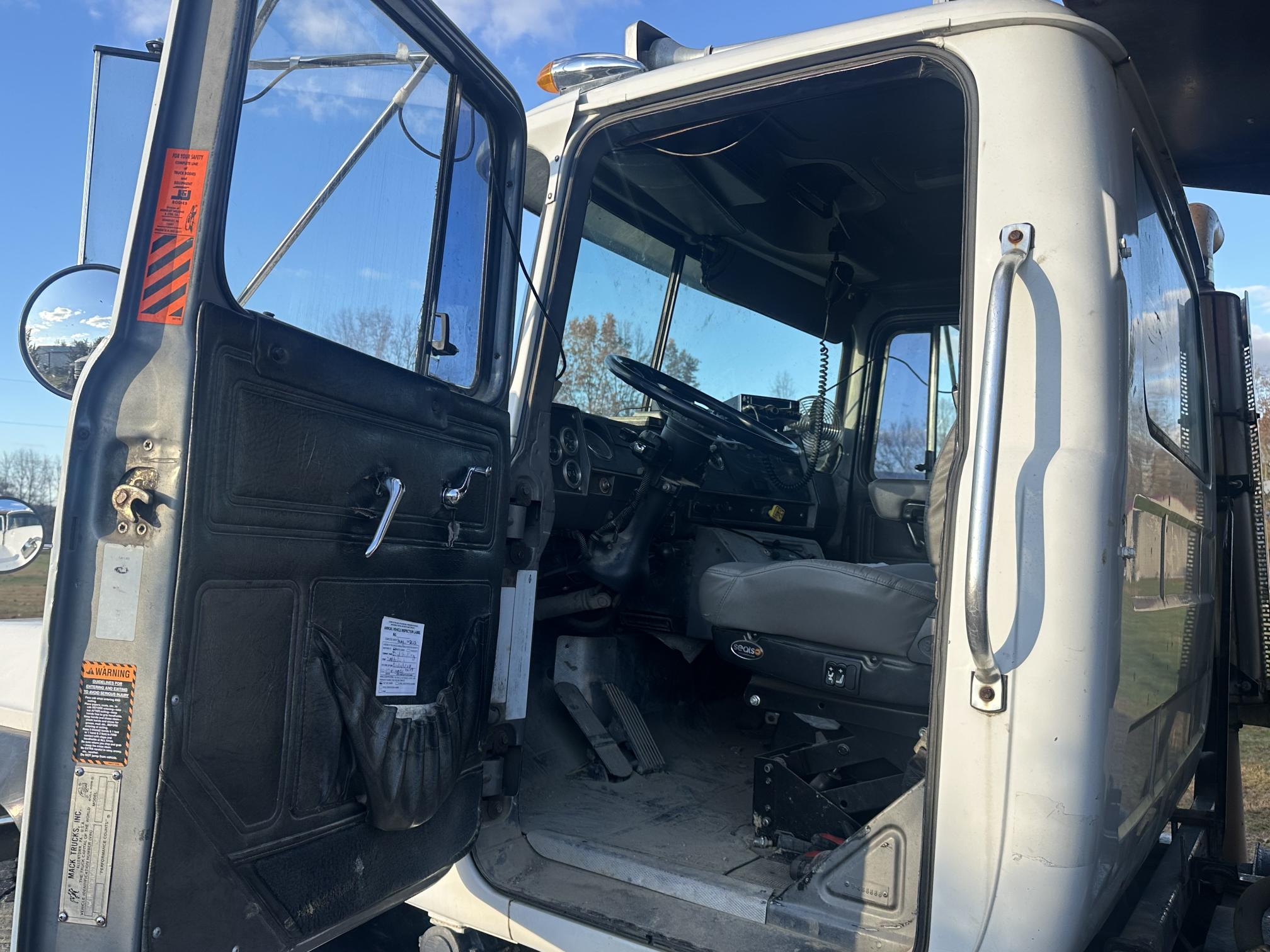 2002 MACK RD688S - view 9 of 18