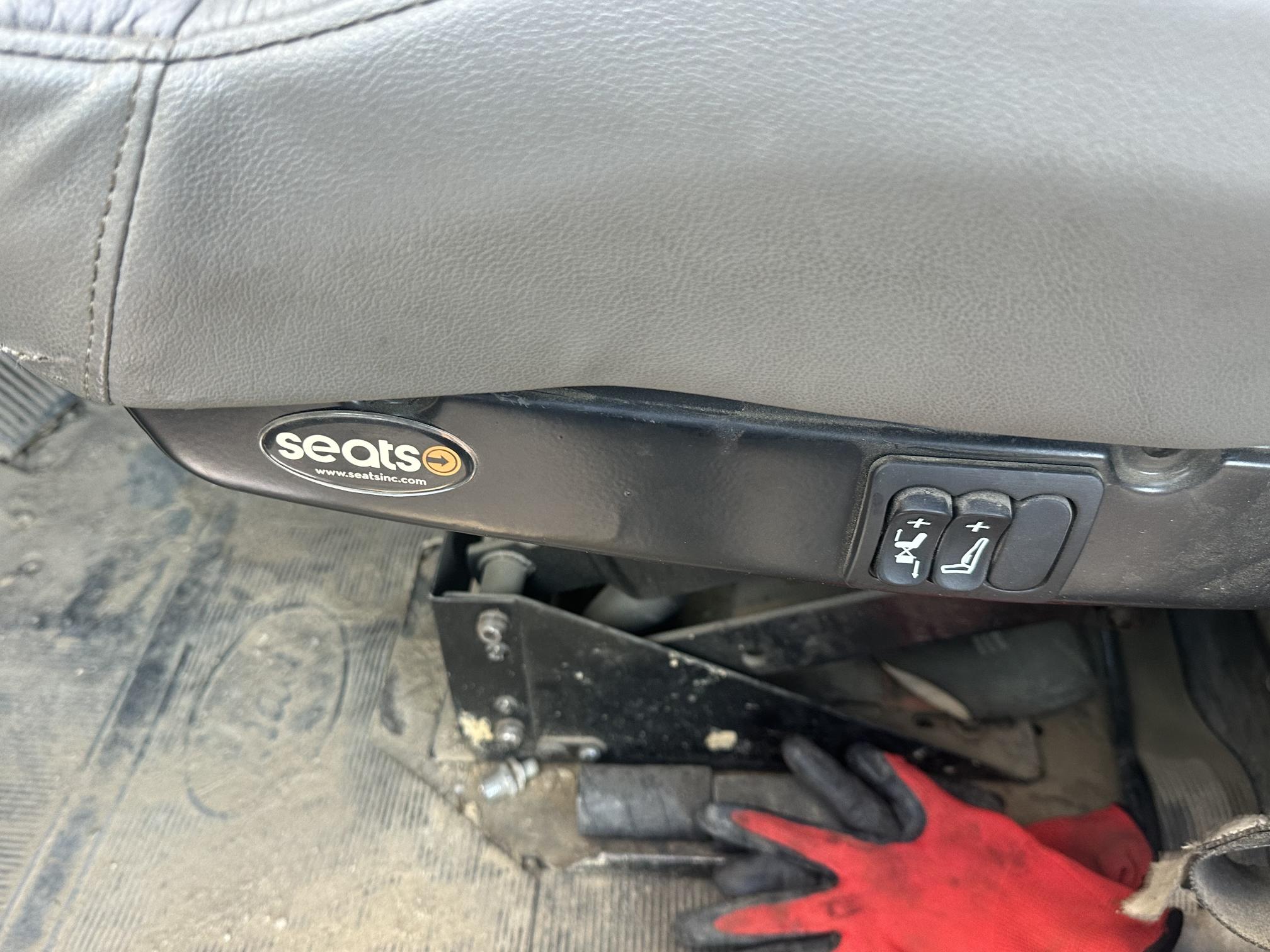 2002 MACK RD688S - view 12 of 18