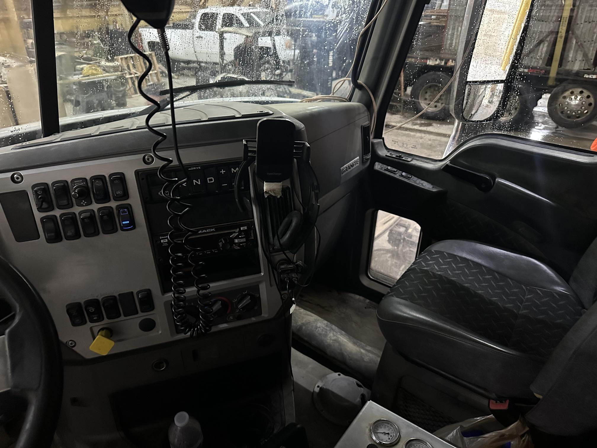 2018 MACK Granite GU713 - Image 33