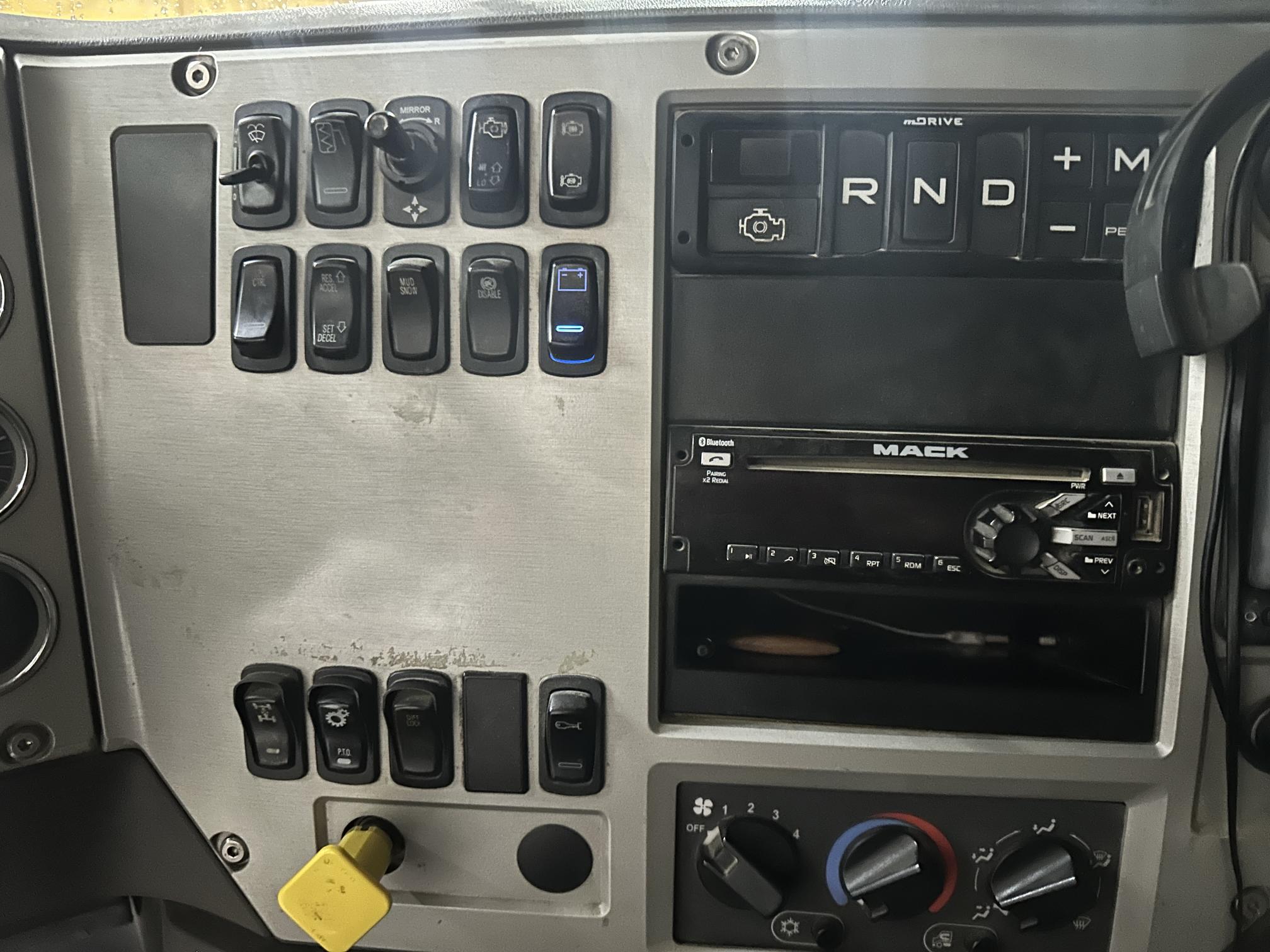 2018 MACK Granite GU713 - Image 32