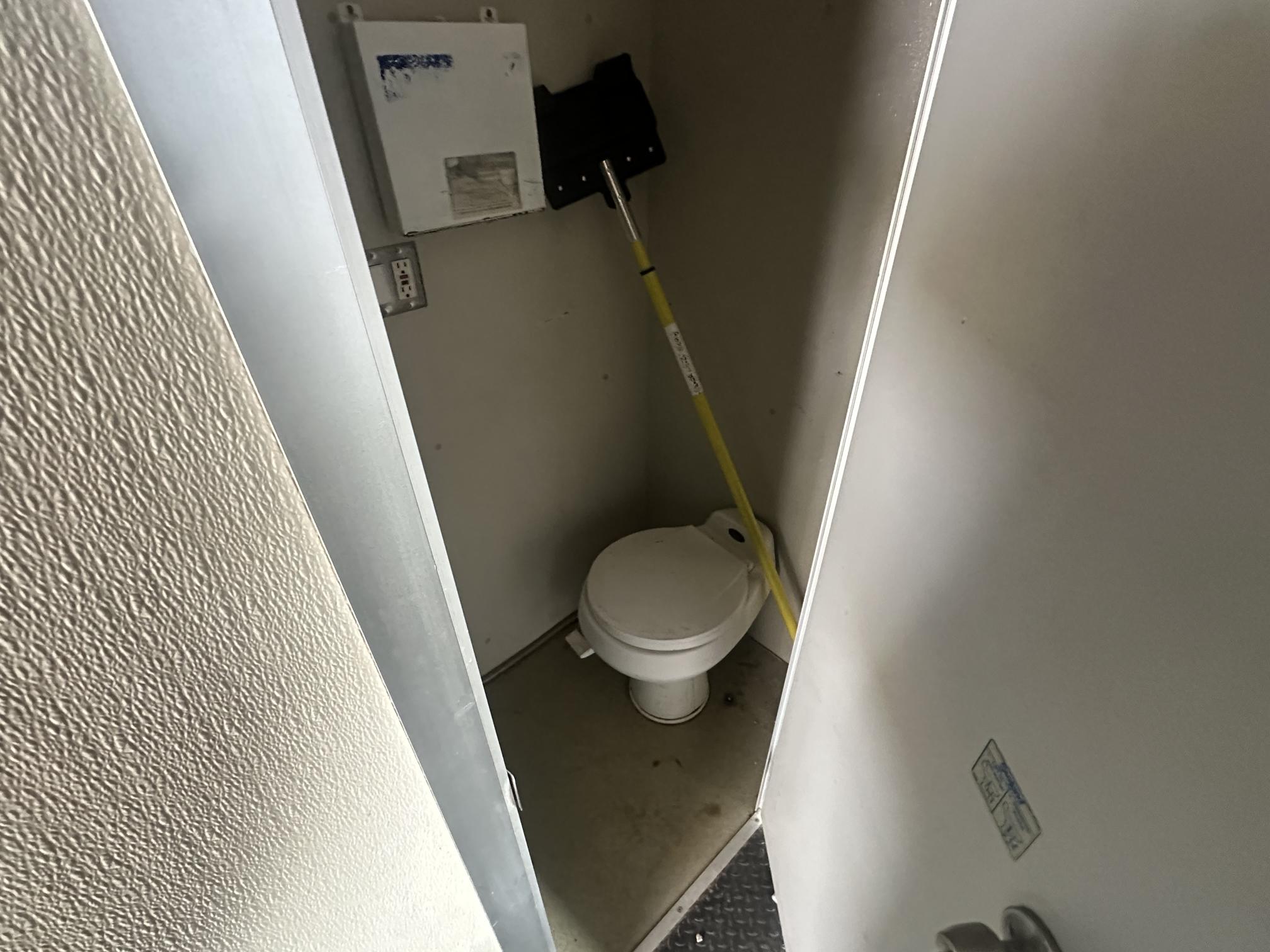 2002 FORD F550 - Image 32