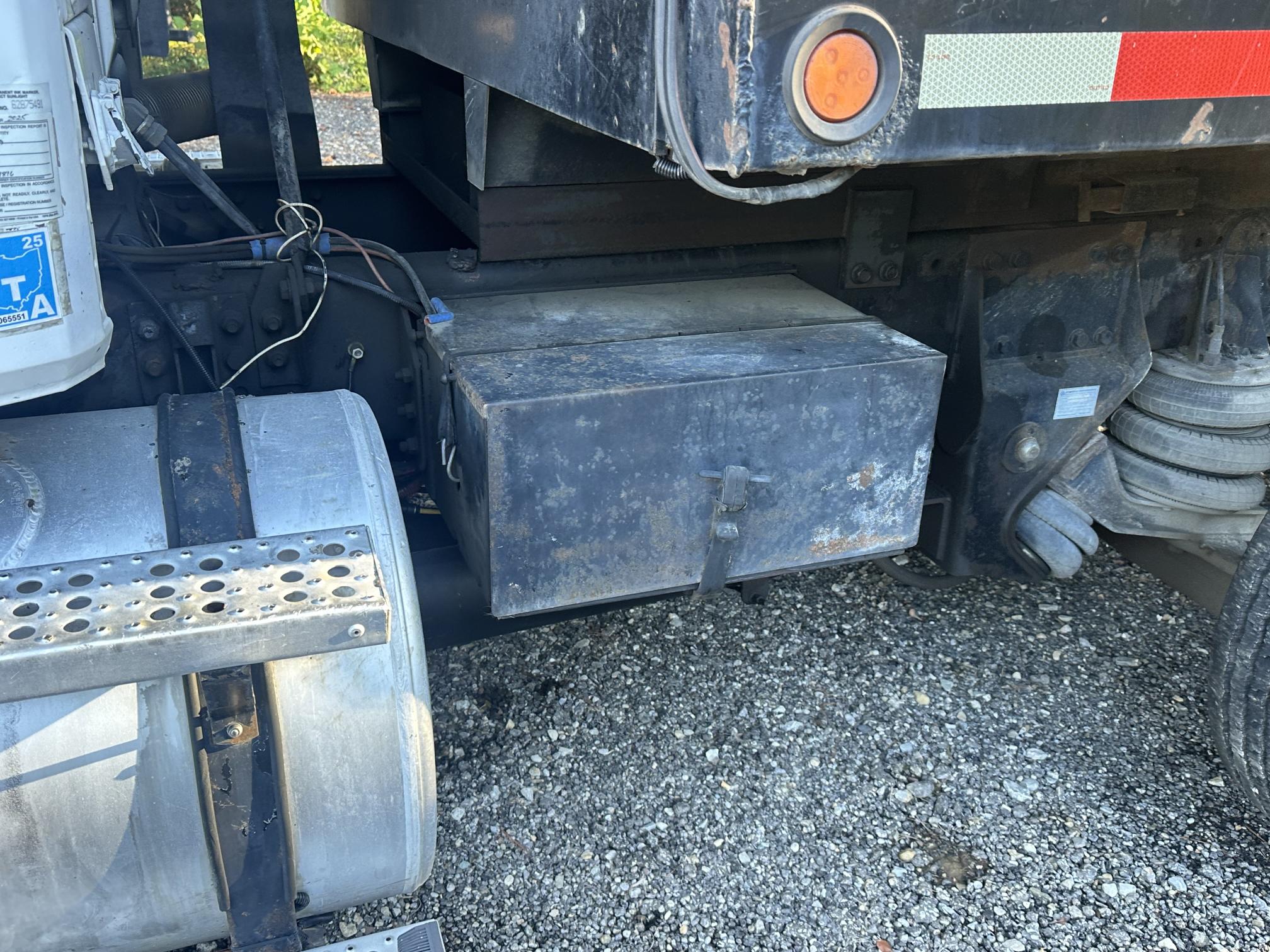 2003 FREIGHTLINER FL112 - Image 9