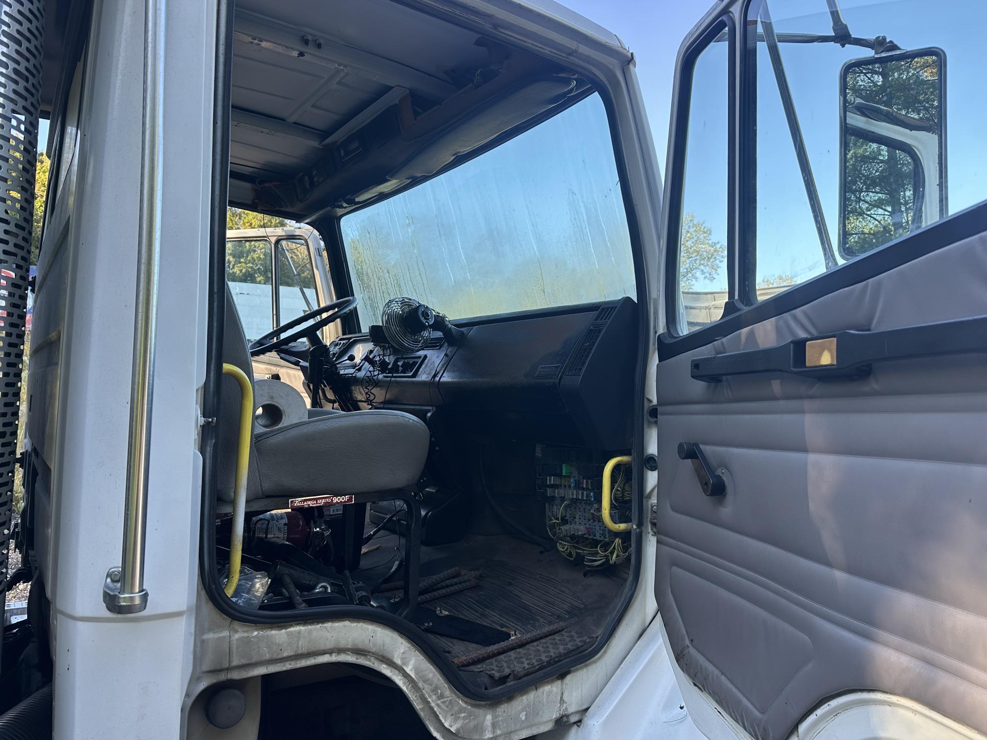 2003 FREIGHTLINER FL112 - Image 23