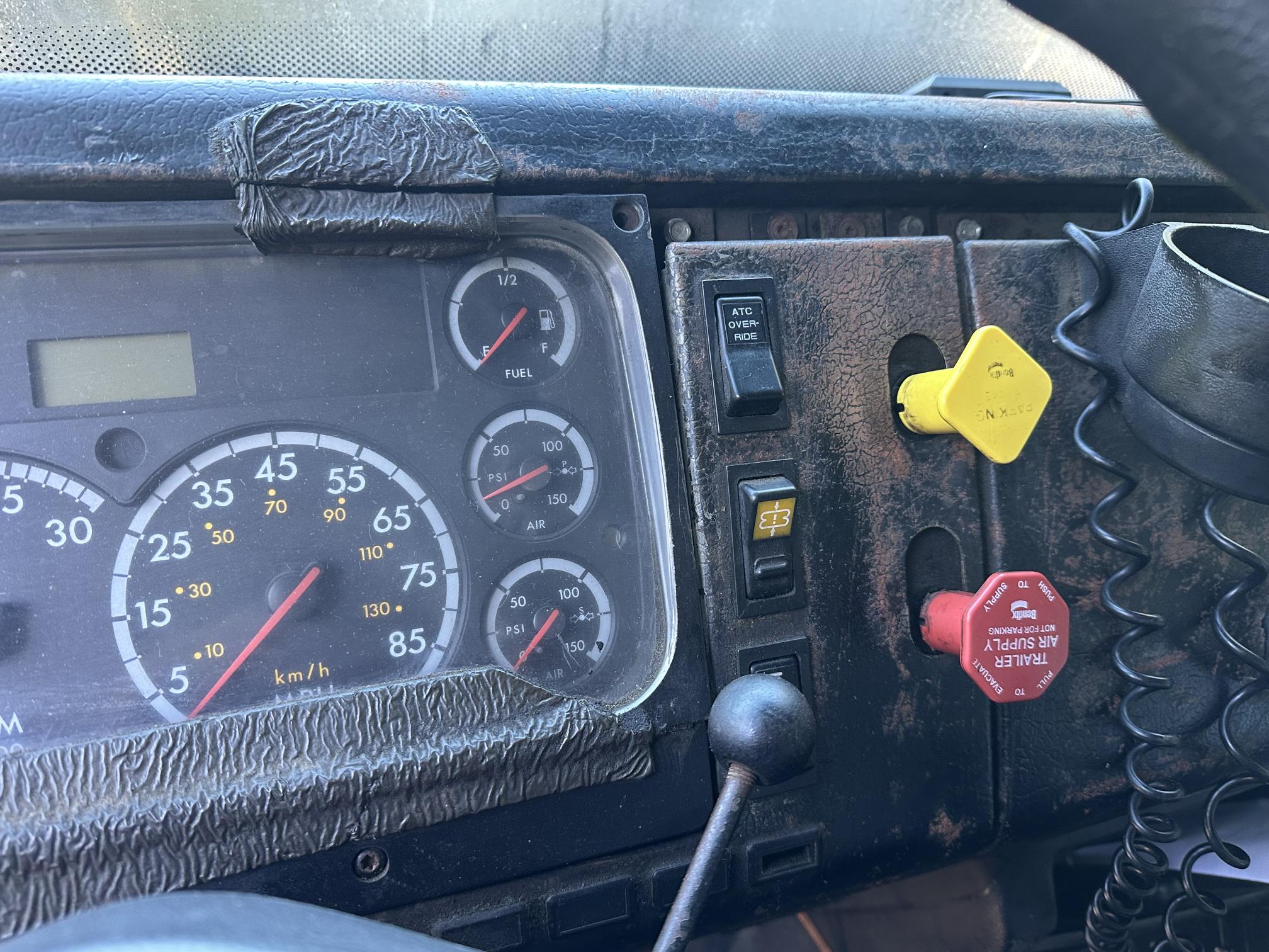 2003 FREIGHTLINER FL112 - Image 26