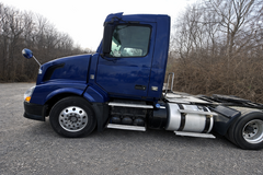 2013 VOLVO VNL - Image 2