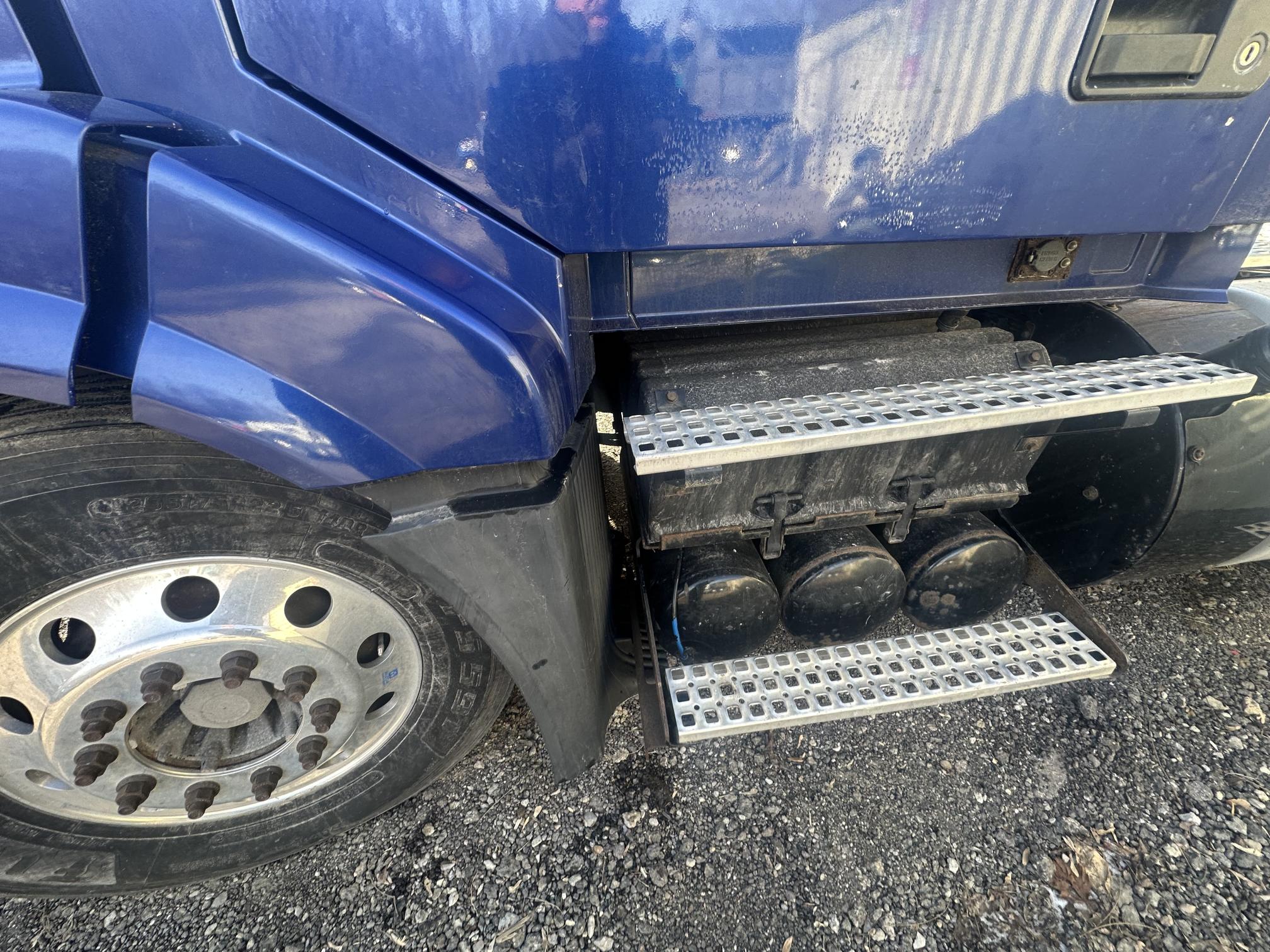 2013 VOLVO VNL - view 9 of 34