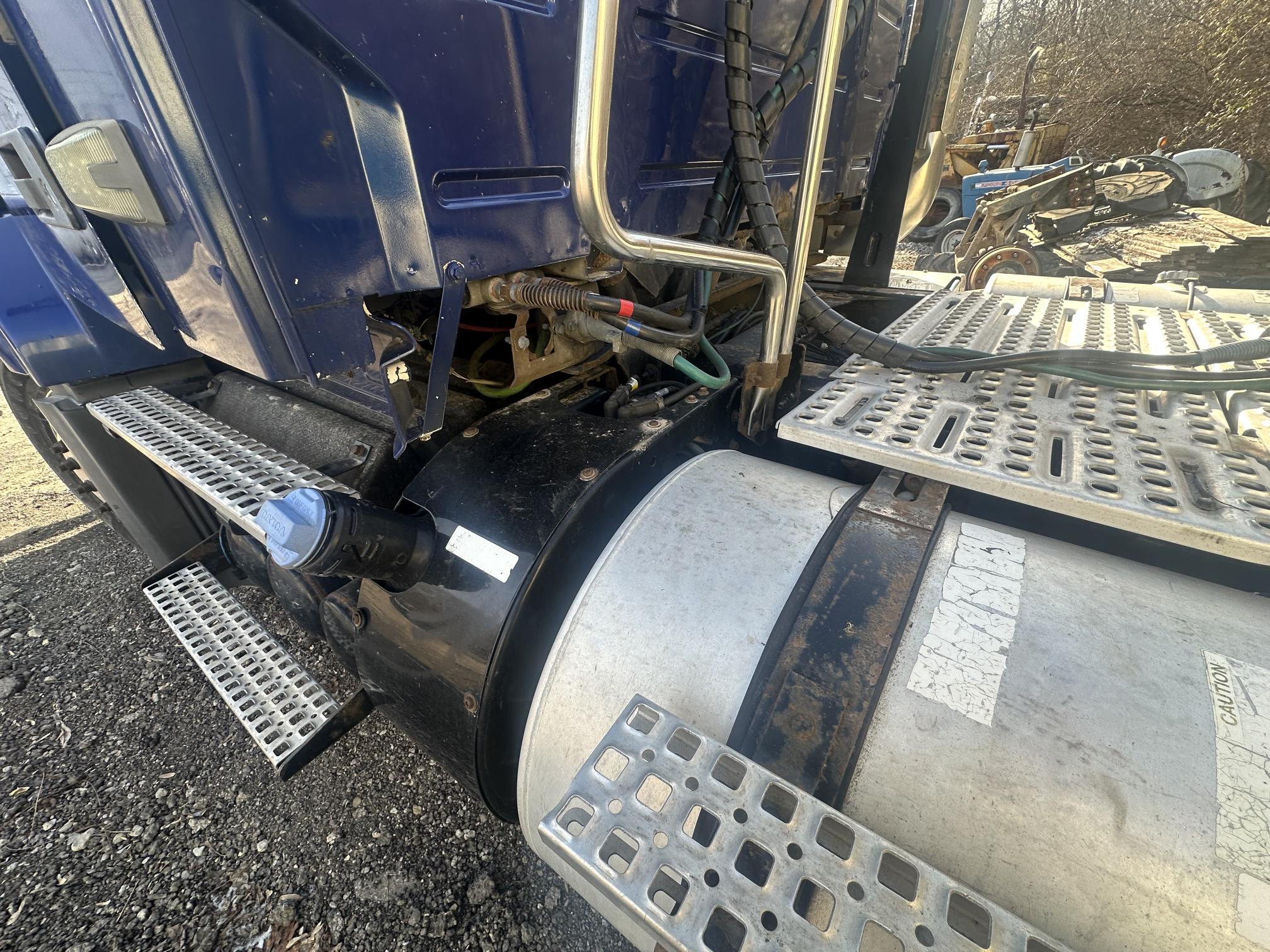 2013 VOLVO VNL - Image 11