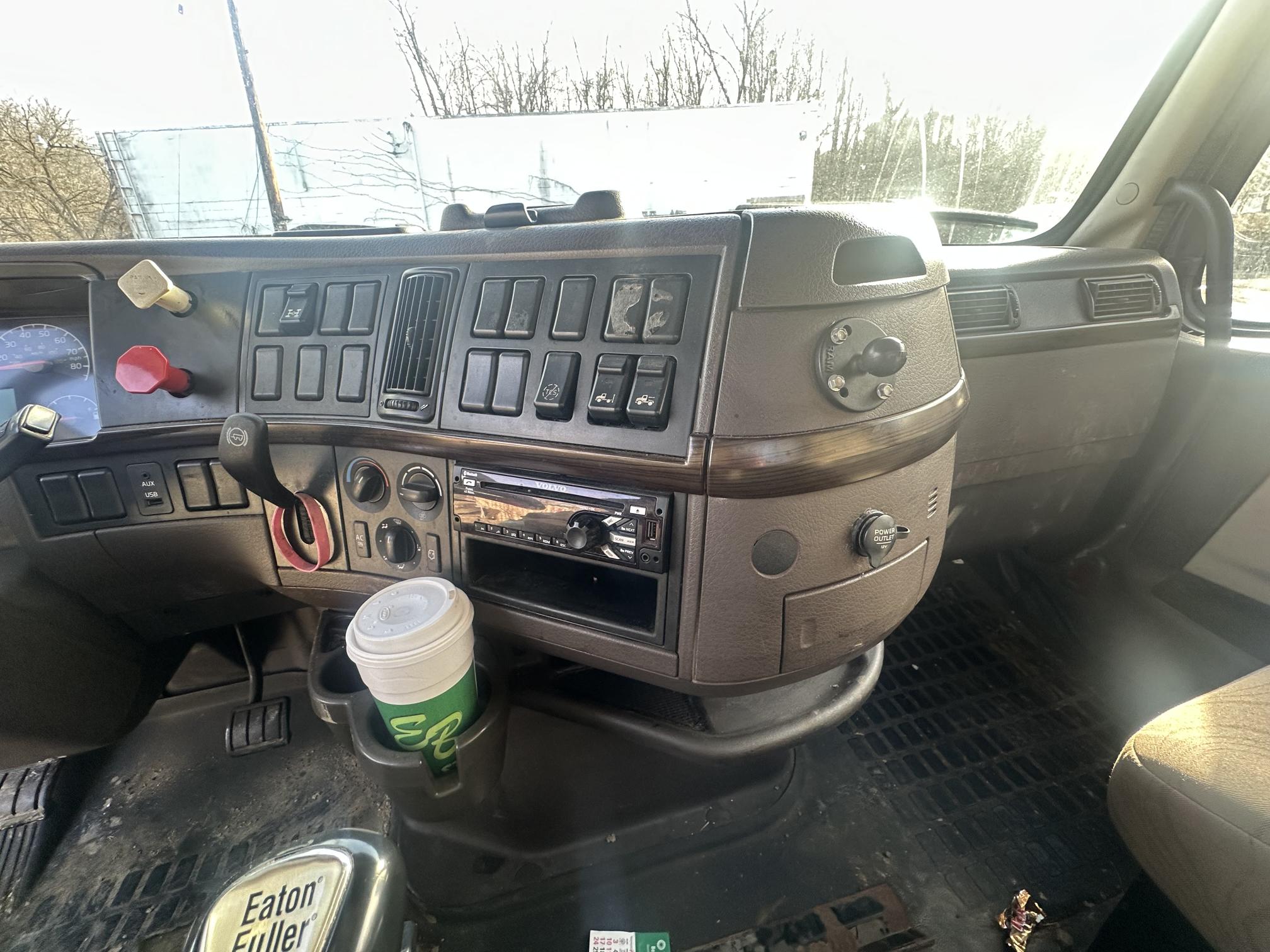 2013 VOLVO VNL - Image 33