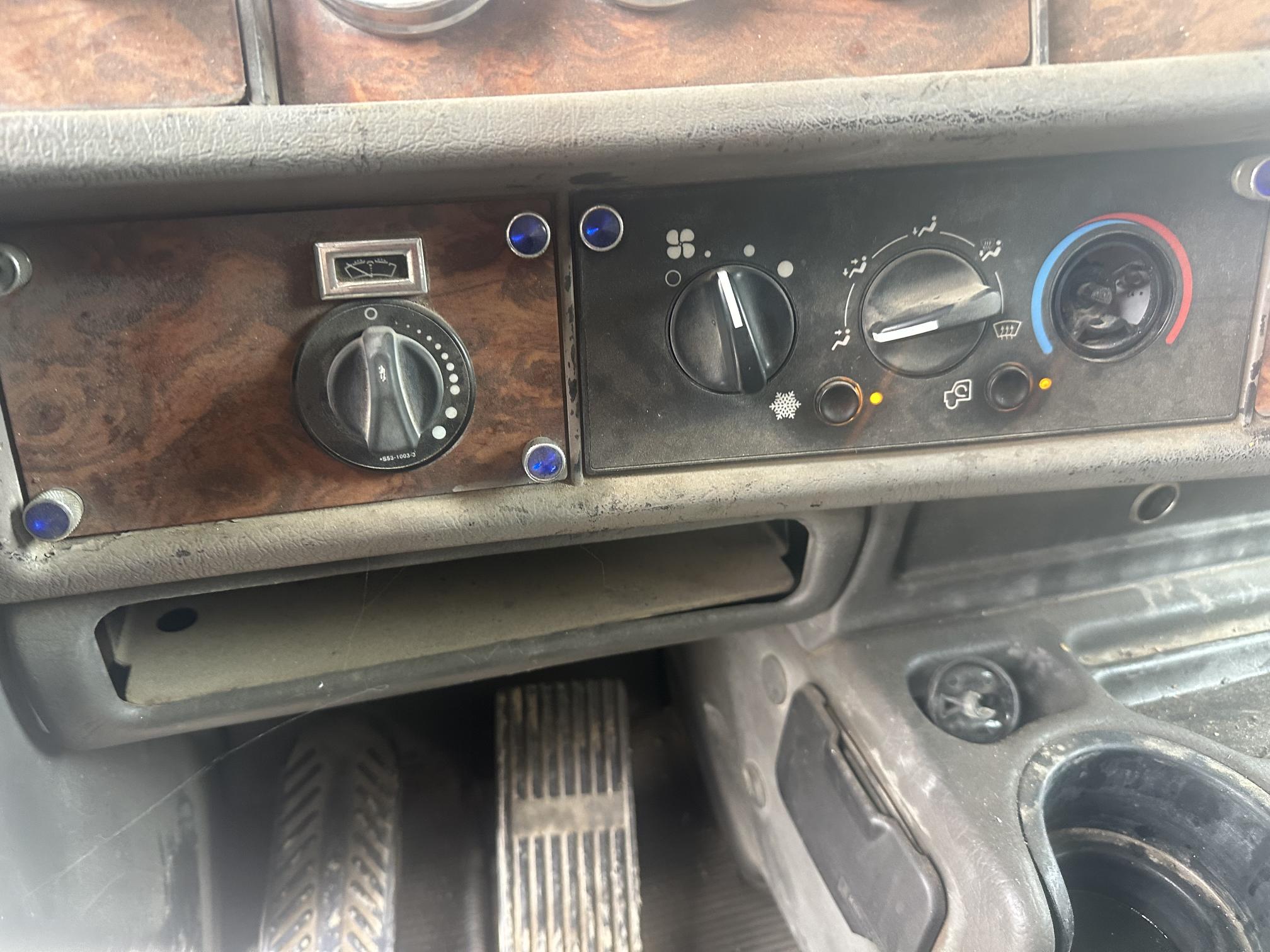 2002 KENWORTH T800 - Image 47