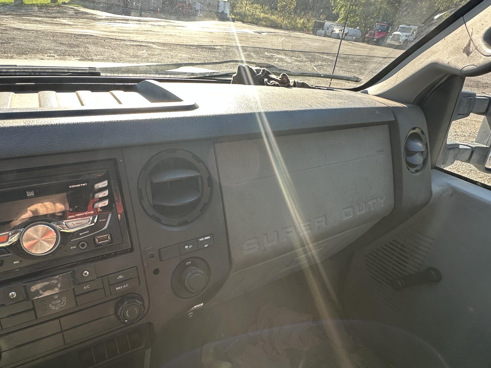 2011 FORD F350 - Image 35