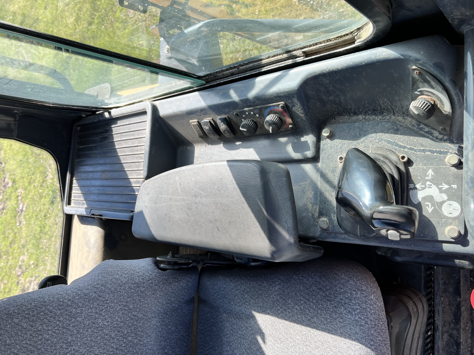 2014 DEERE 650K LGP - Image 34