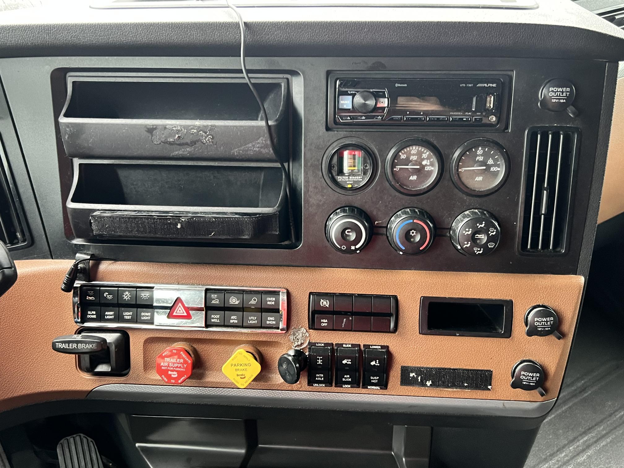 2019 FREIGHTLINER Cascadia - Image 32