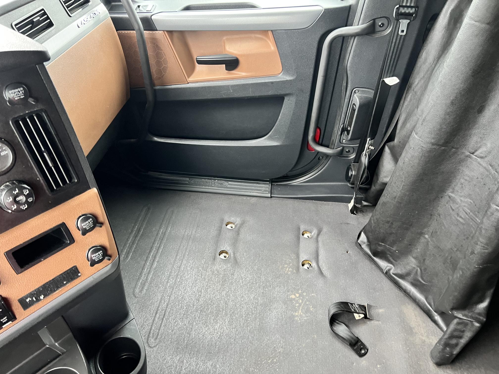 2019 FREIGHTLINER Cascadia - Image 30