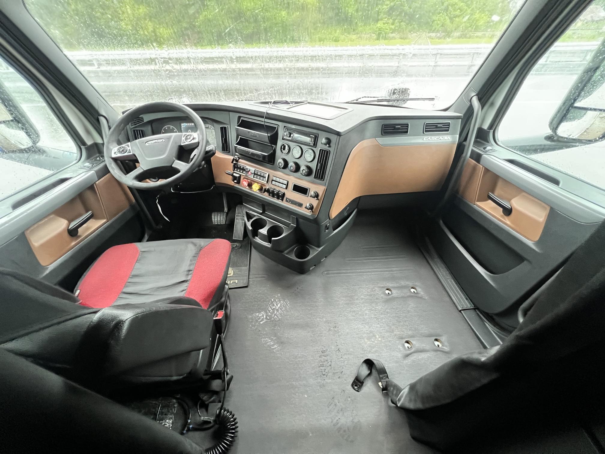 2019 FREIGHTLINER Cascadia - Image 26