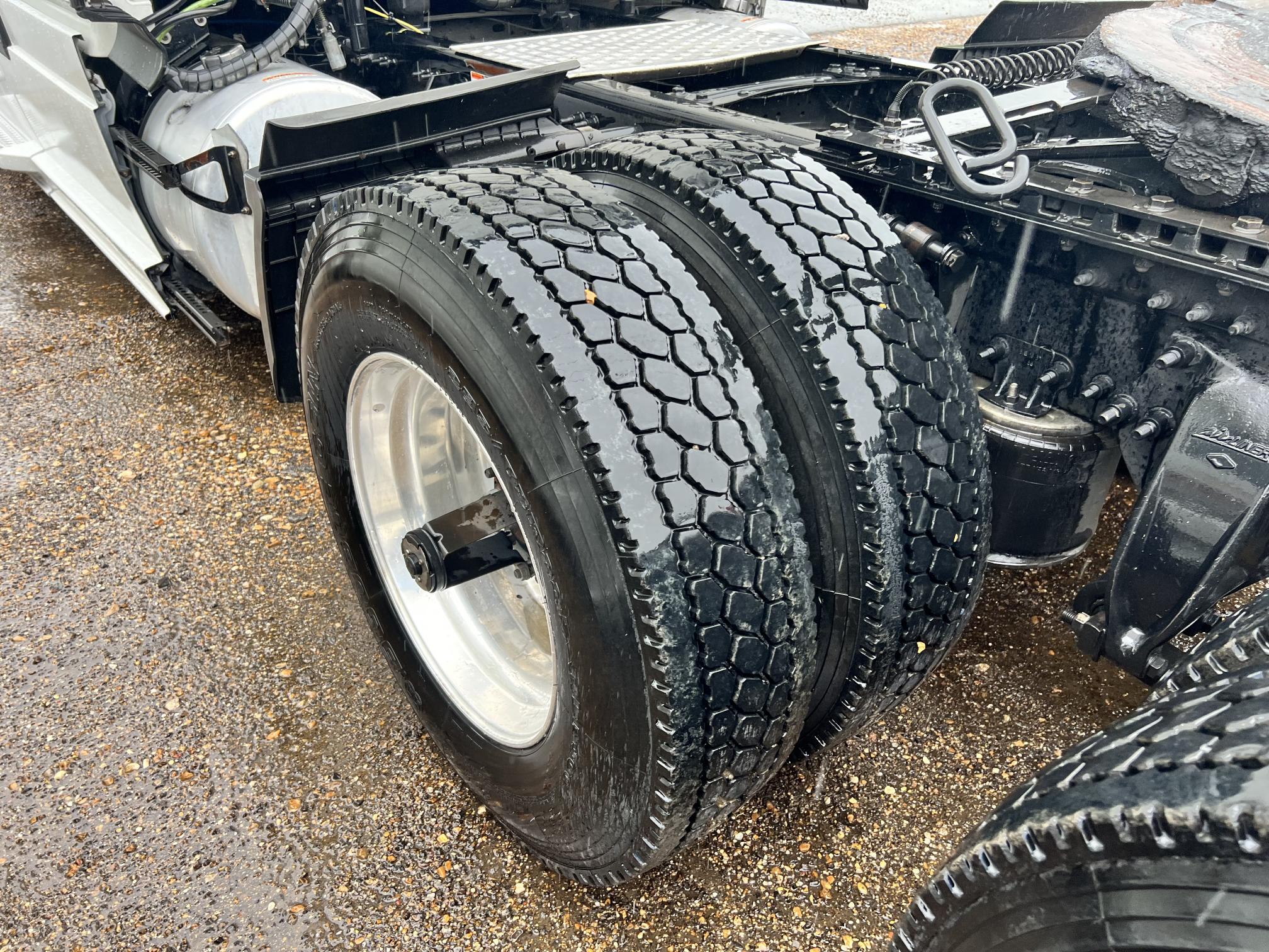 2019 FREIGHTLINER Cascadia - view 14 of 33