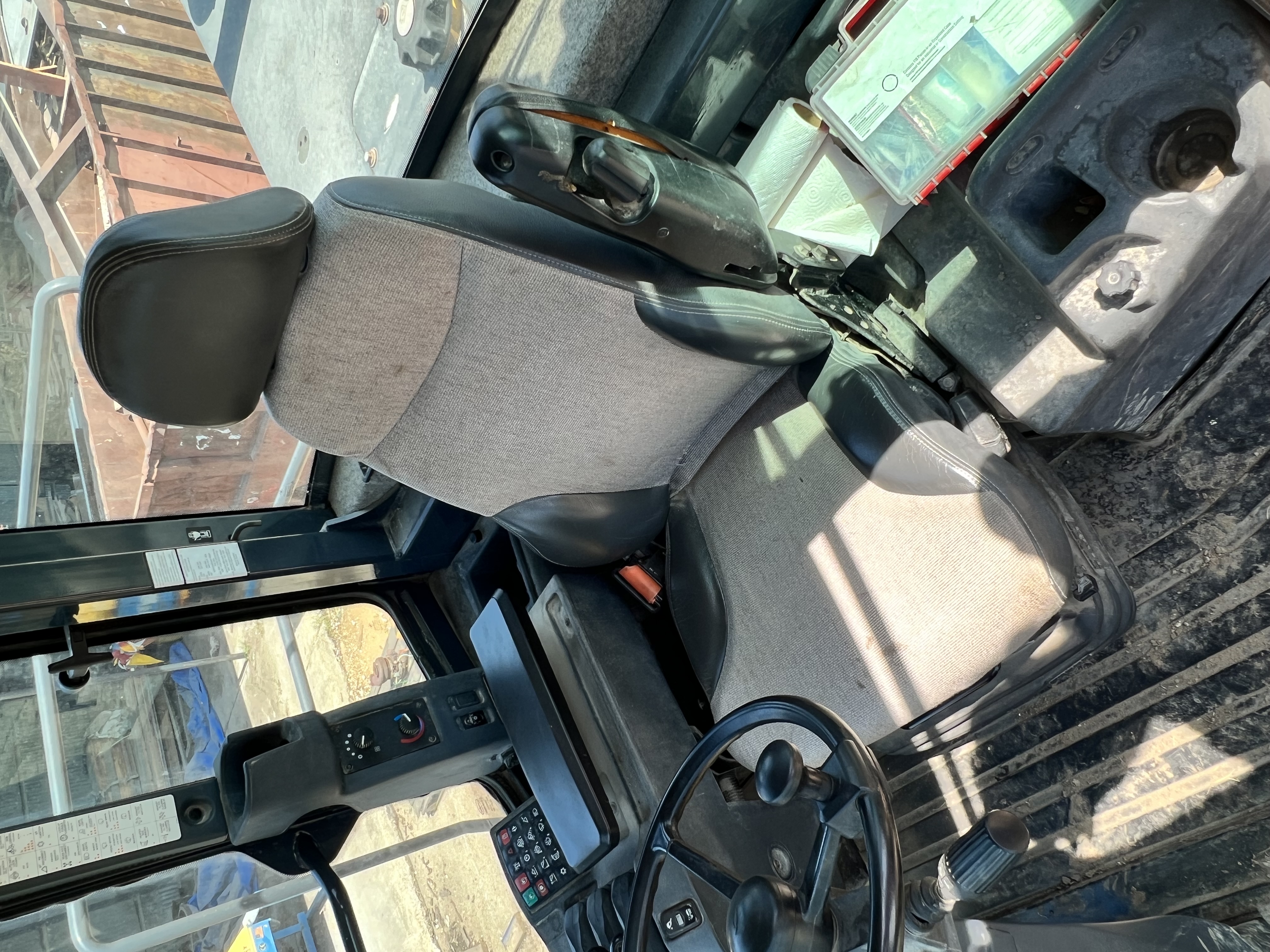 2015 DEERE 824K - Image 26