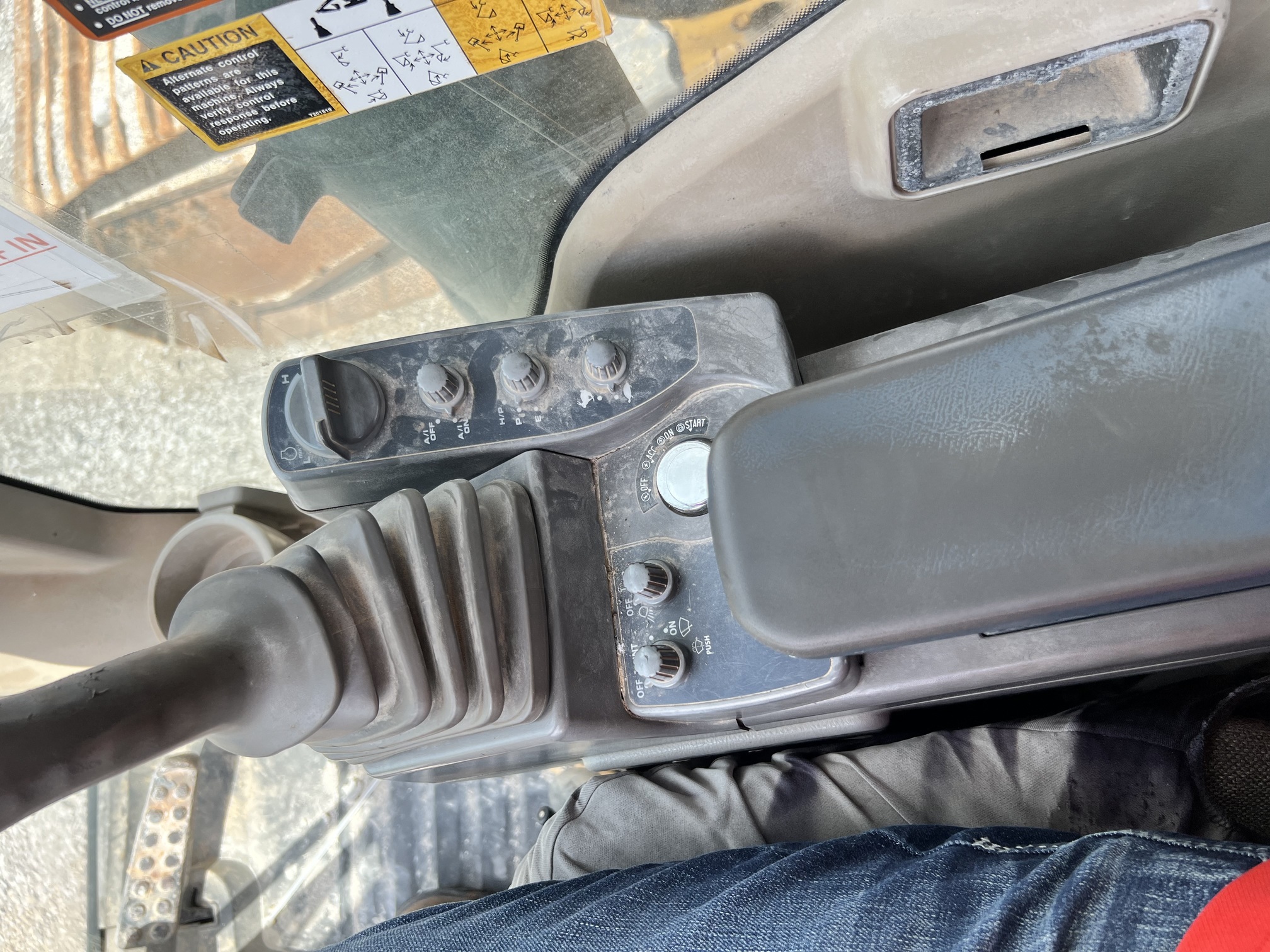 2011 DEERE 450D LC - Image 29