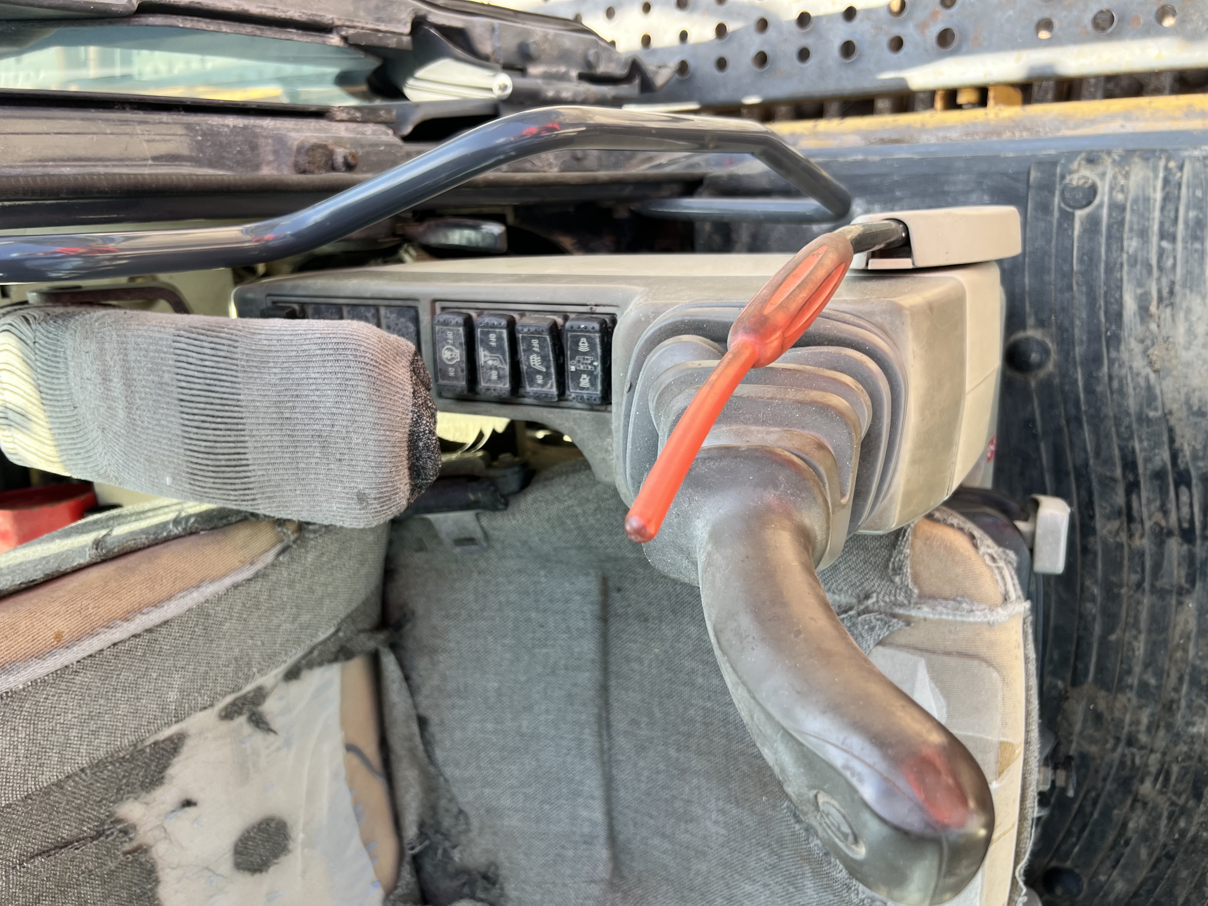 2012 DEERE 470G LC - Image 29