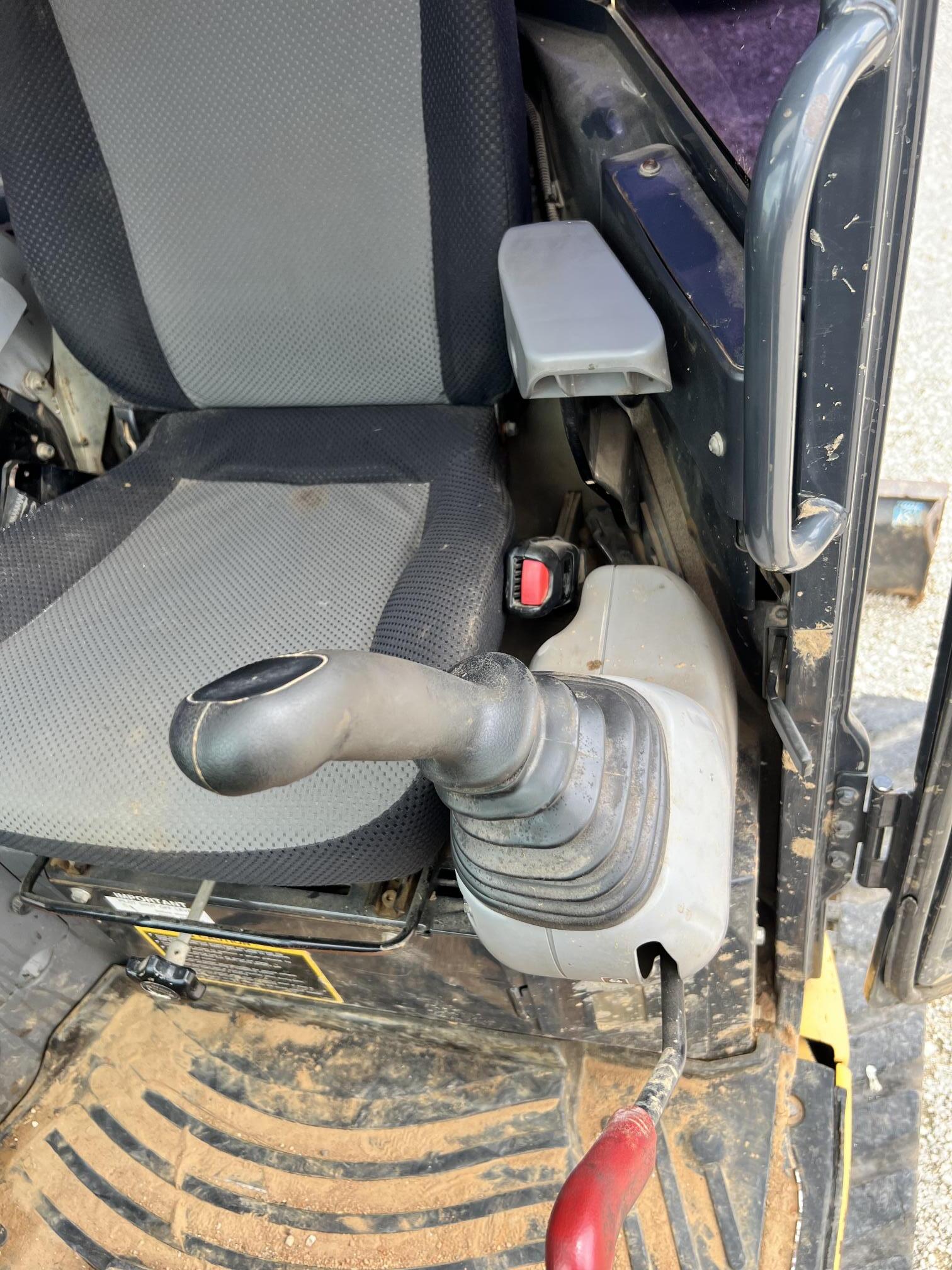 2017 DEERE 35G - Image 25