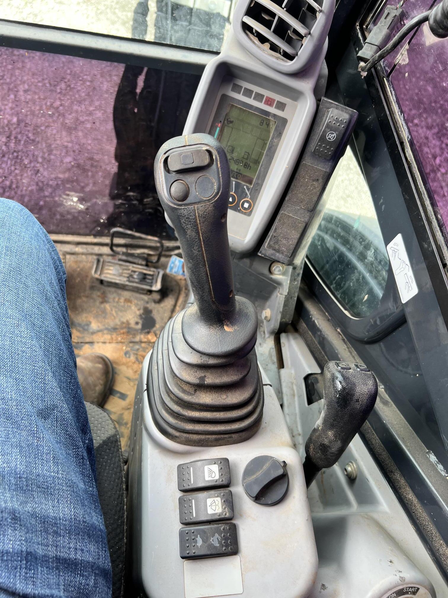 2017 DEERE 35G - Image 29