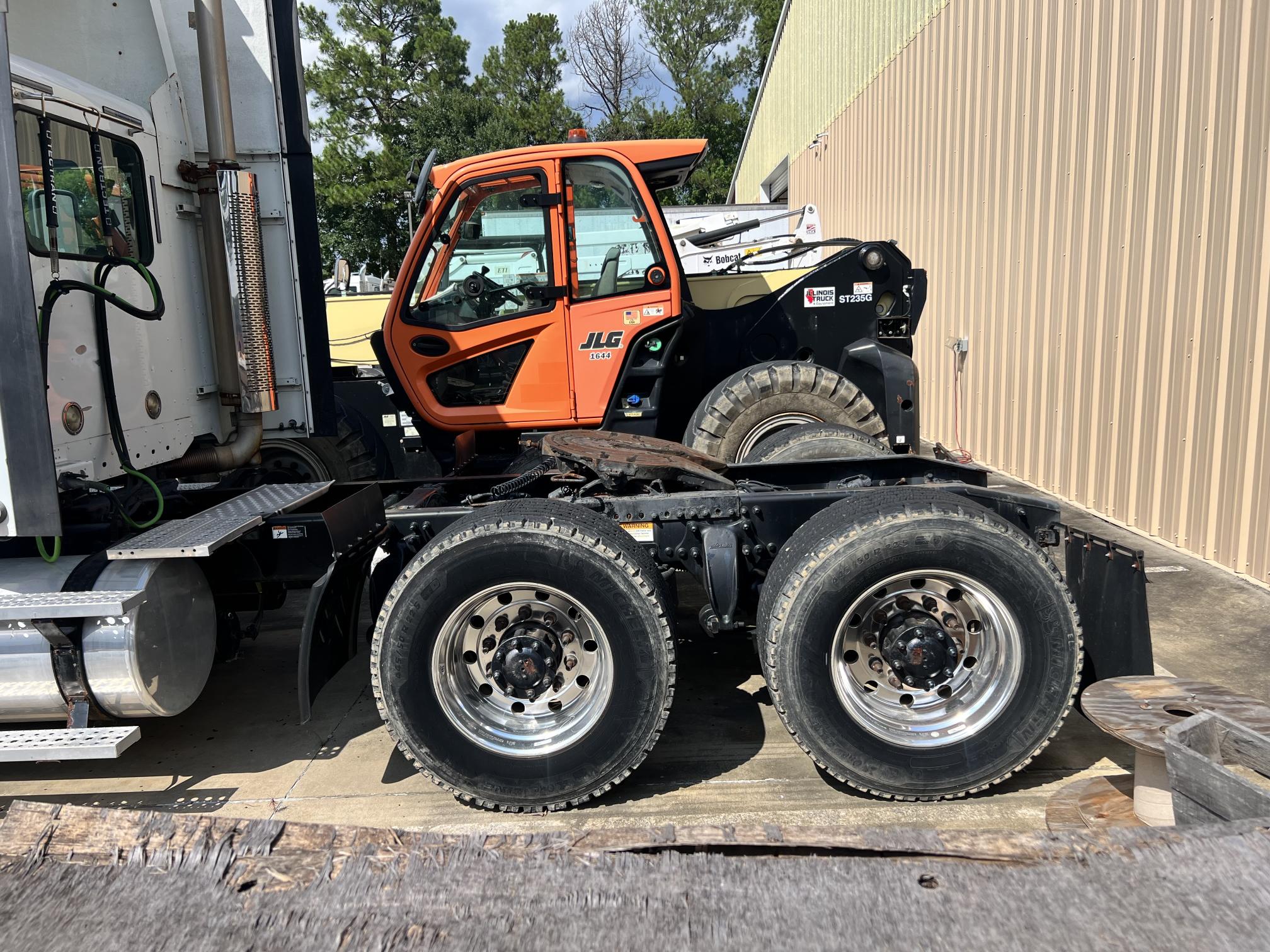 2016 FREIGHTLINER CL120 Glider - Image 9