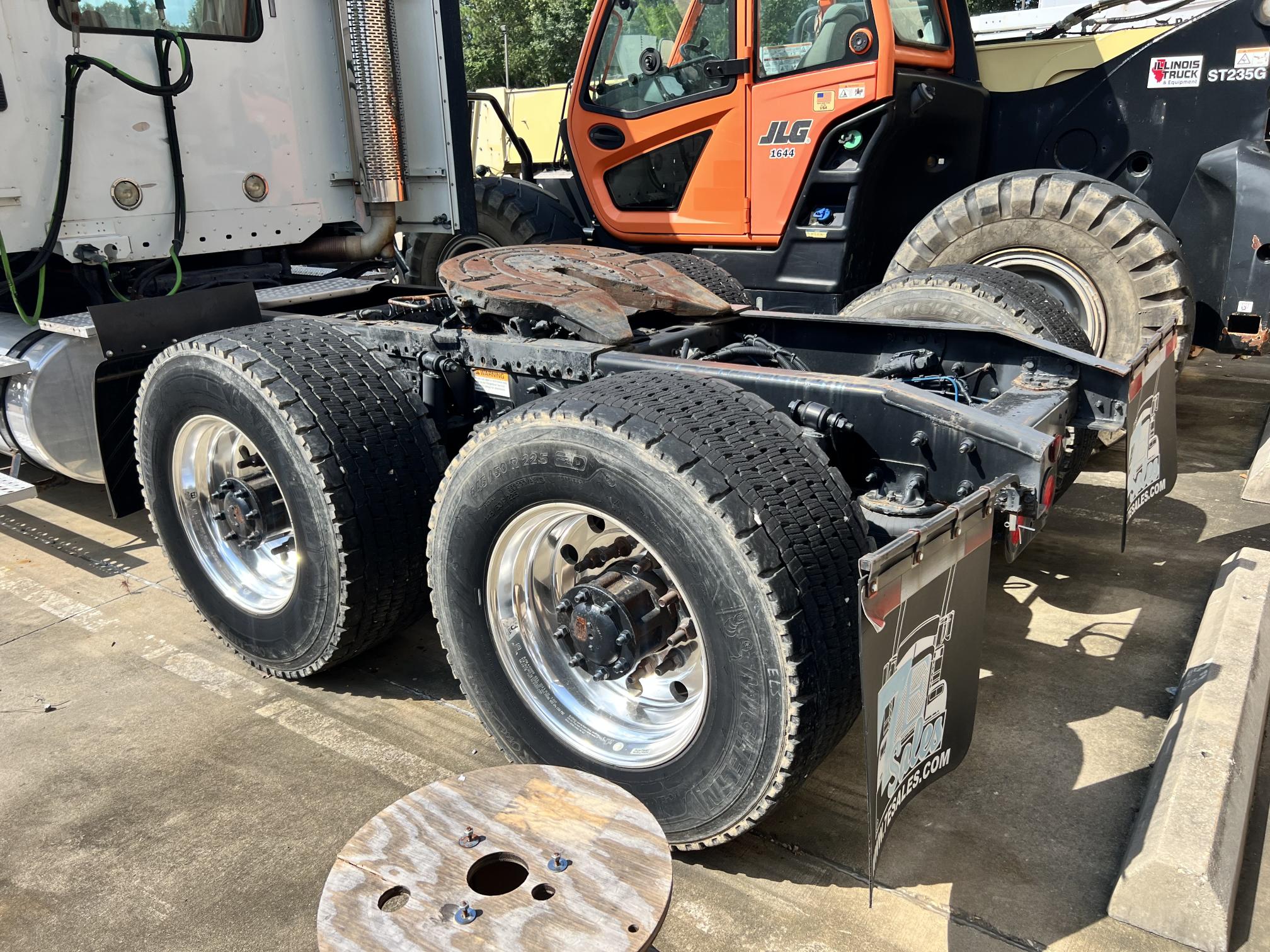 2016 FREIGHTLINER CL120 Glider - Image 8