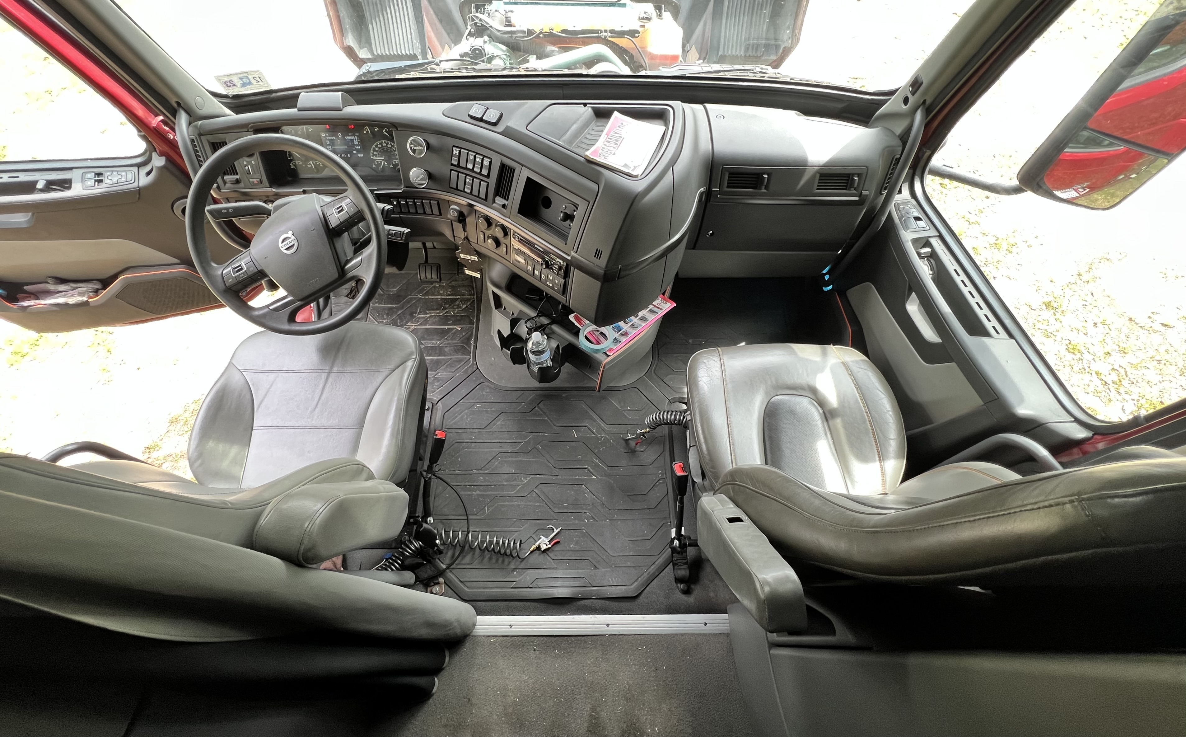 2019 VOLVO VNL860 - Image 33