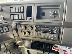 2019 VOLVO VNL860 - Image 34