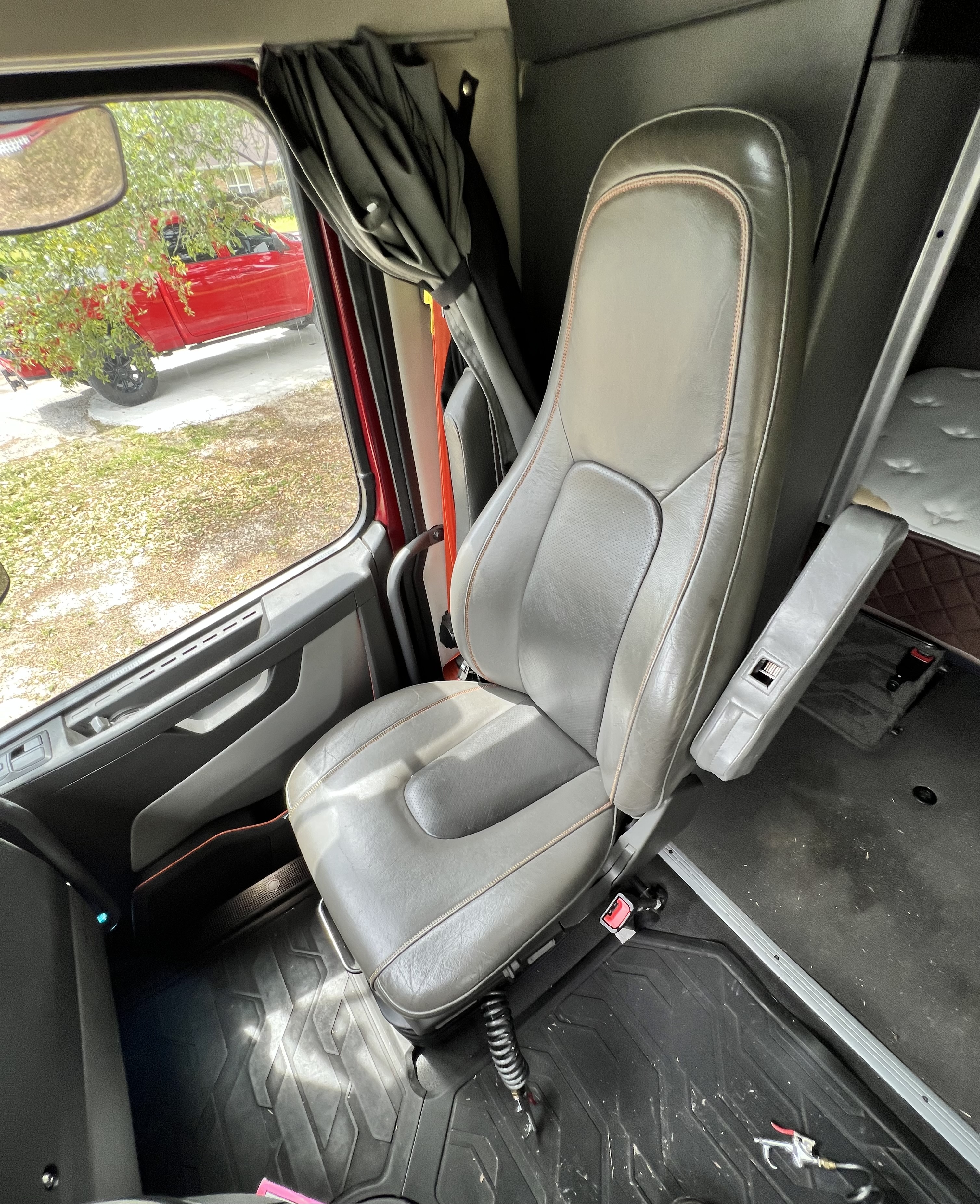 2019 VOLVO VNL860 - Image 37