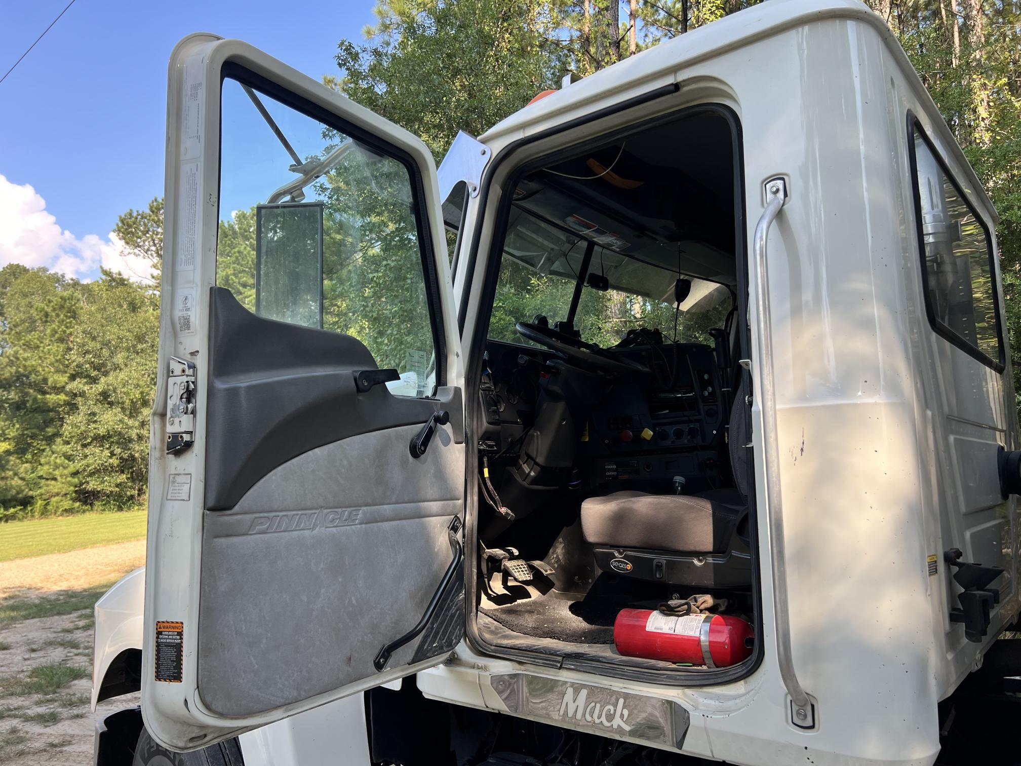 2015 MACK CHU613 - Image 14